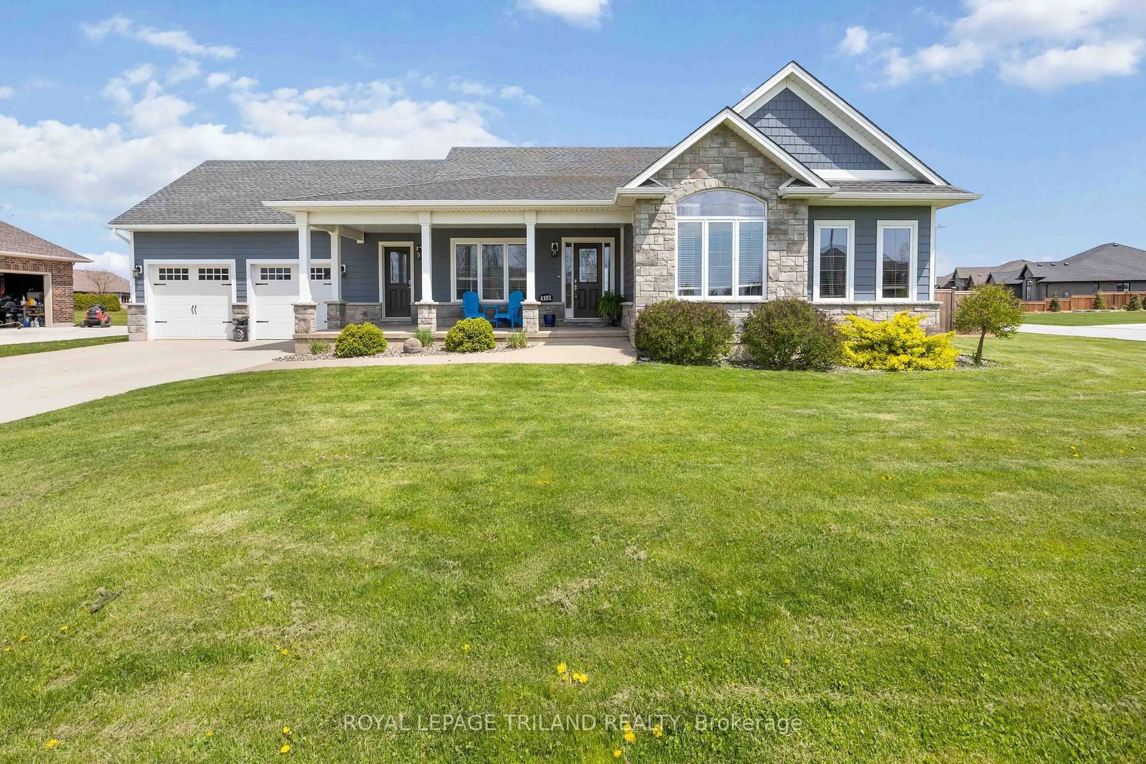 Home with vinyl exterior material, unknown for 4102 Cullen Dr, Plympton-Wyoming Ontario N0N 1J6