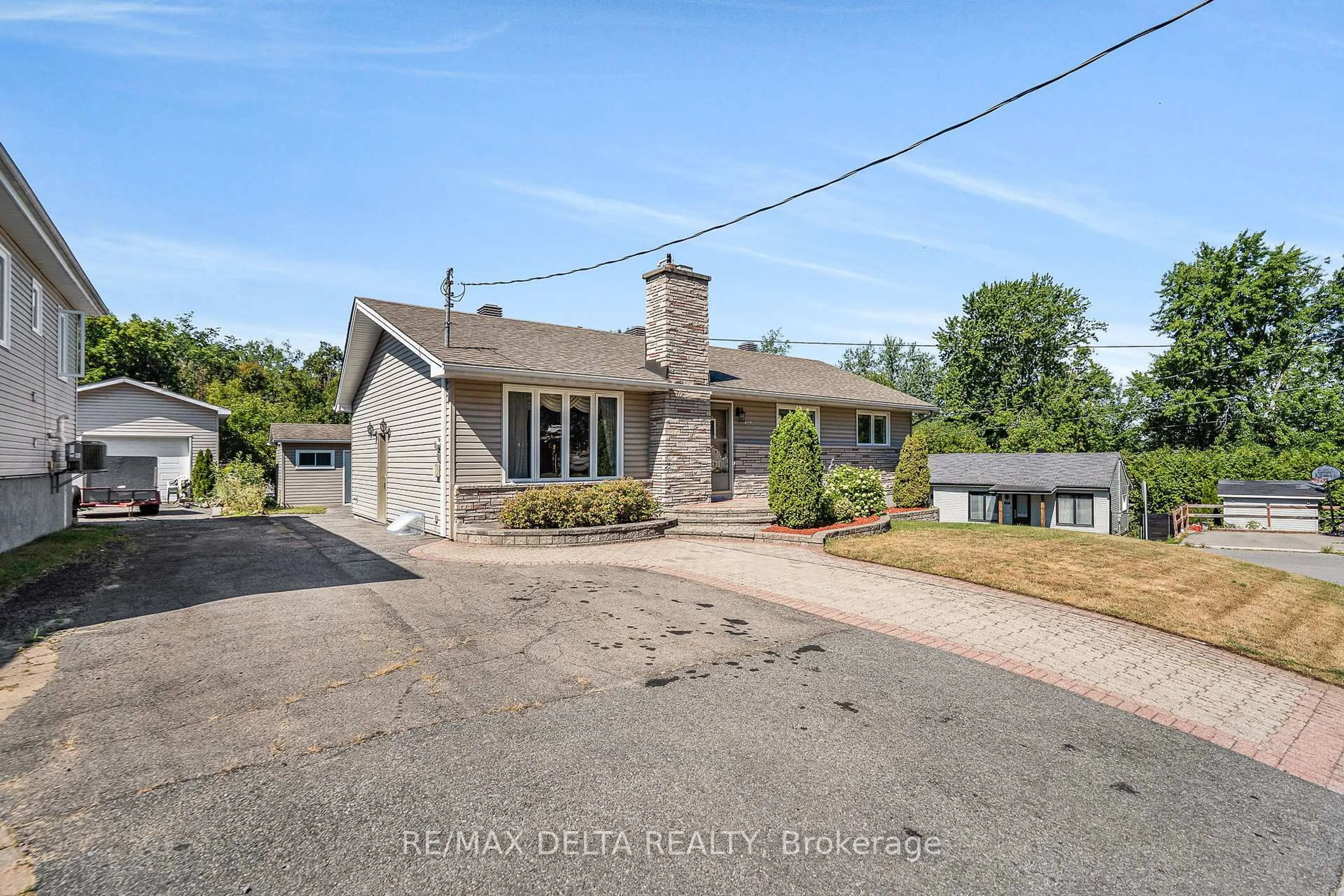 A pic from outside/outdoor area/front of a property/back of a property/a pic from drone, street for 660 Henrie Circ, Clarence-Rockland Ontario K4K 1C6