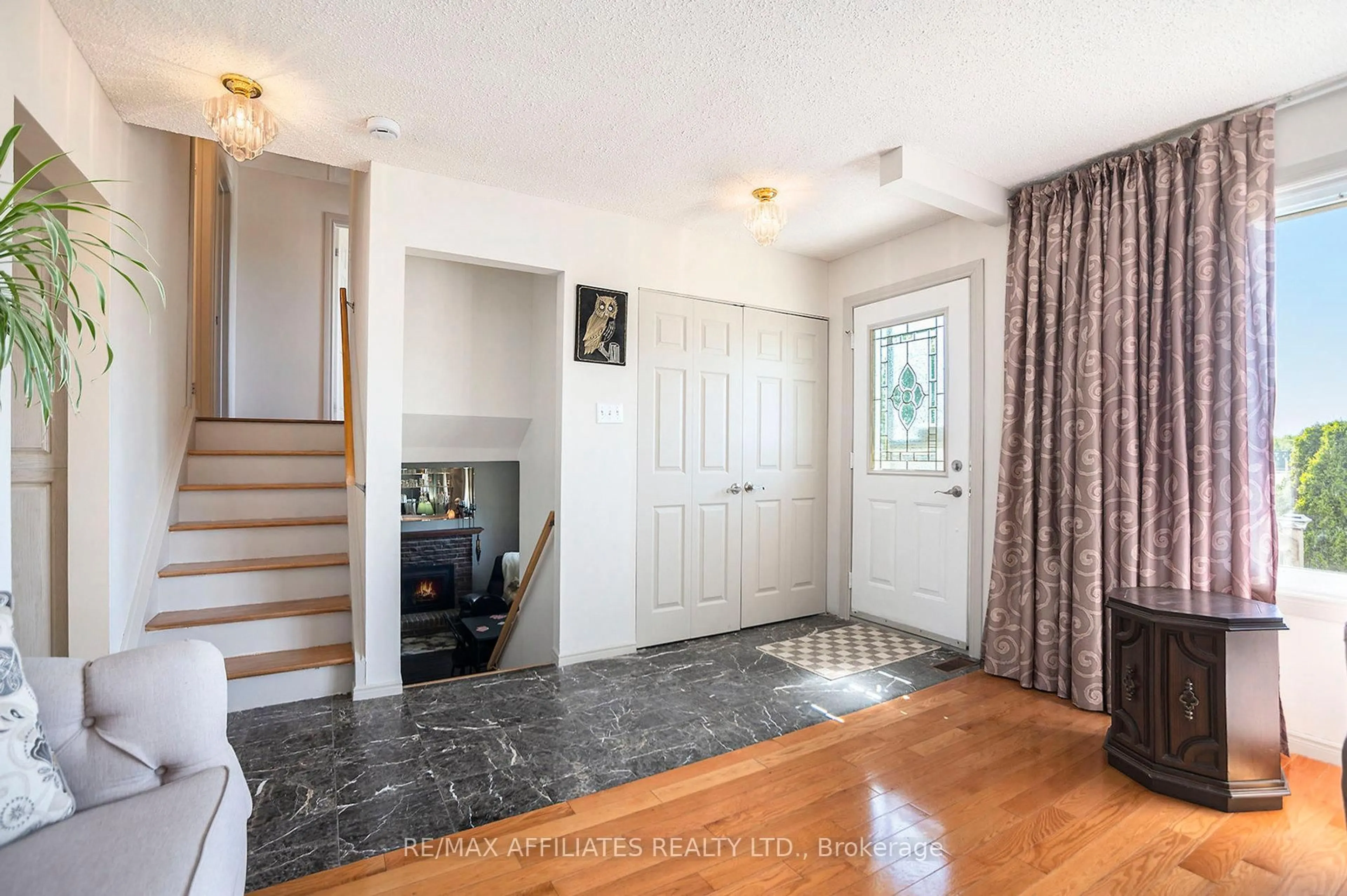 Indoor entryway for 12 Ross St, Smiths Falls Ontario K7A 4V6