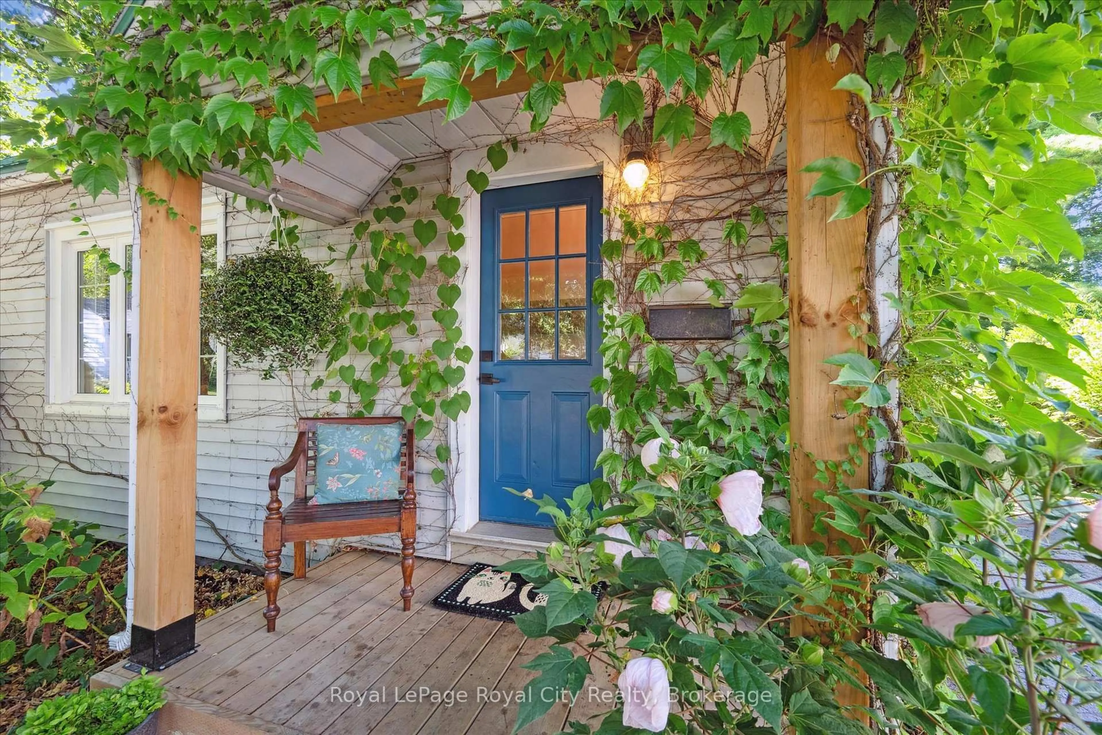 Indoor entryway for 32 Merritt Blvd, Guelph Ontario N1H 6C9