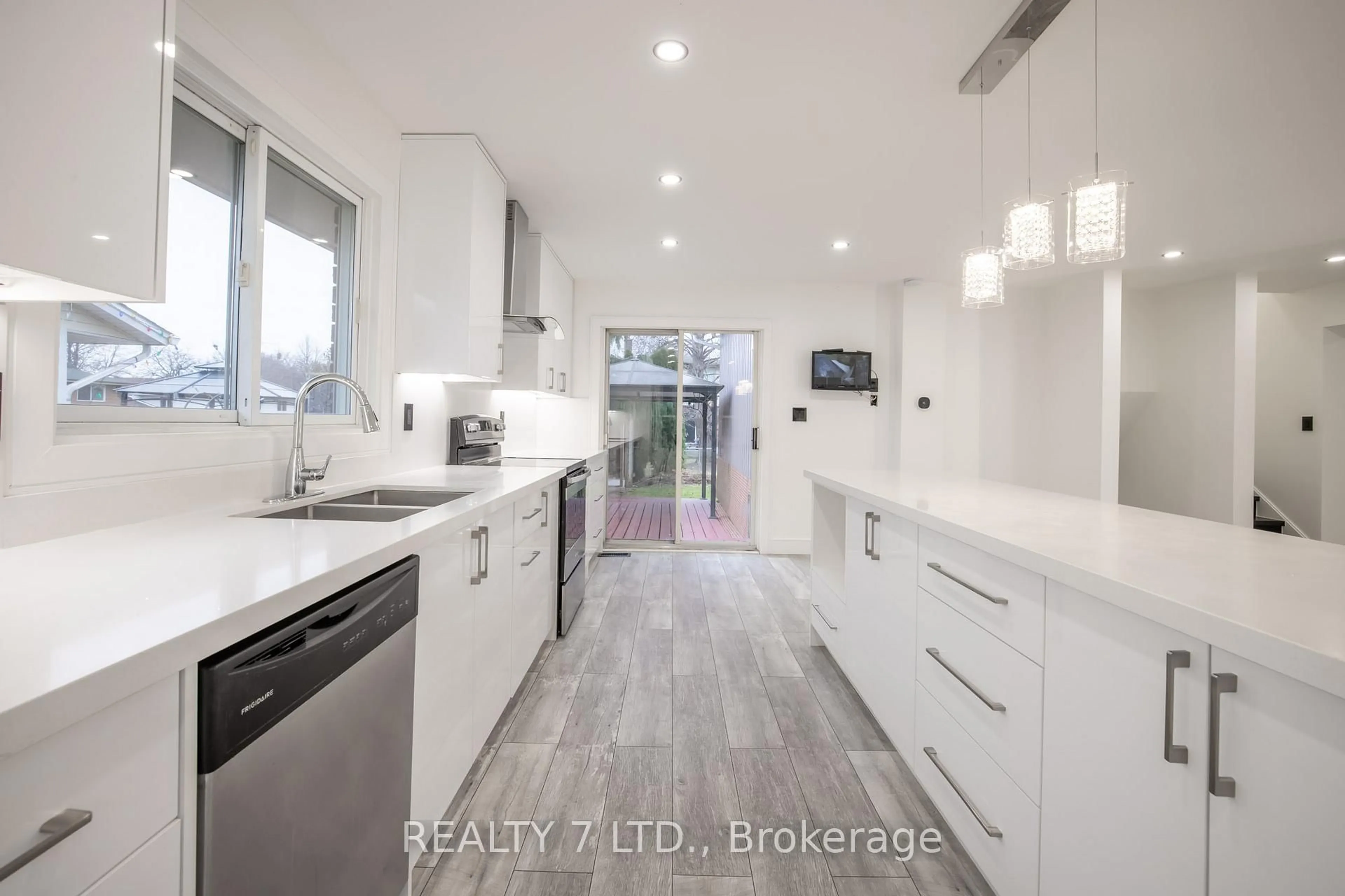 Contemporary kitchen, unknown for 674 VINE St, St. Catharines Ontario L2M 7L8