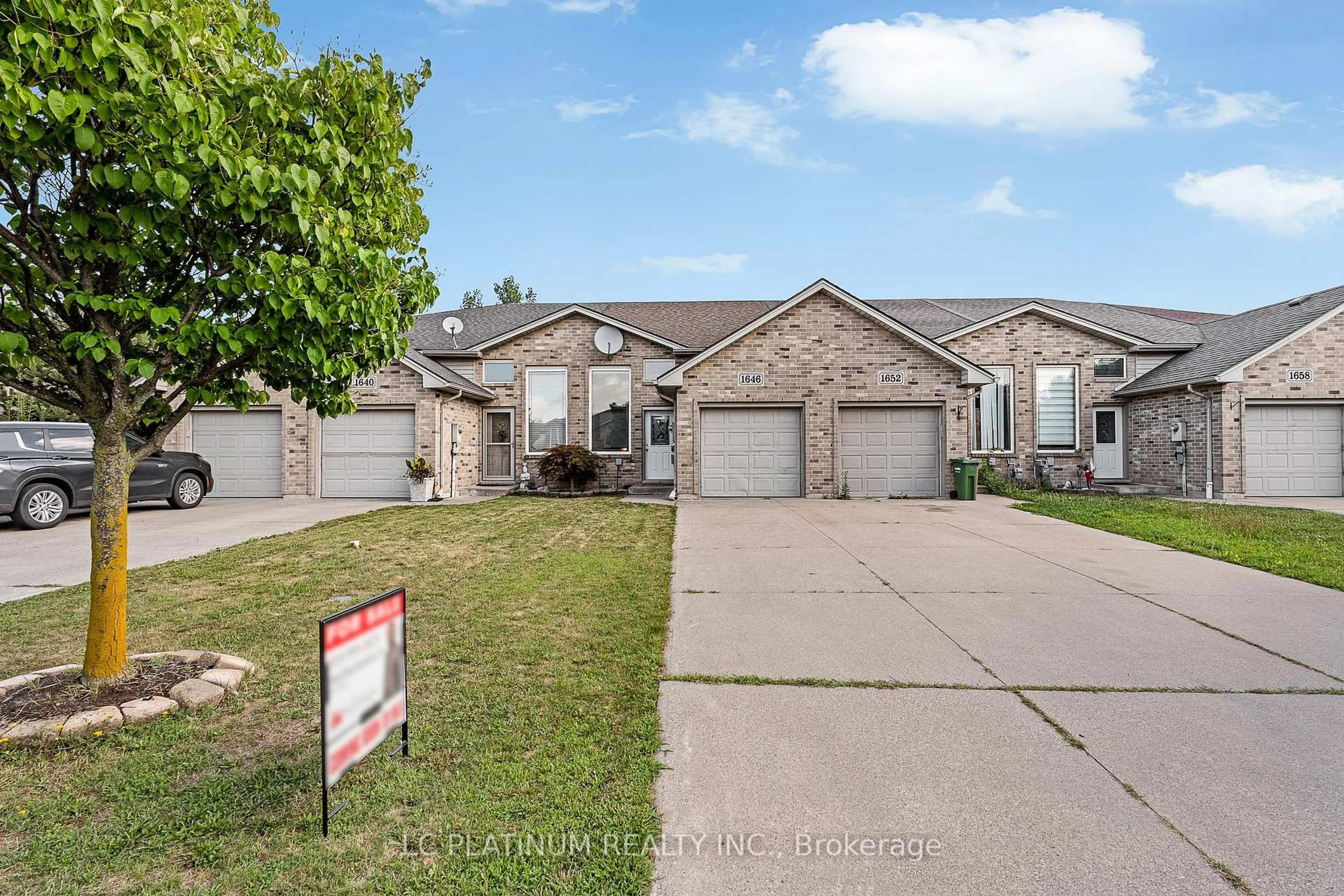 A pic from outside/outdoor area/front of a property/back of a property/a pic from drone, street for 1646 Sagebrush Crt, Windsor Ontario N9G 3B8