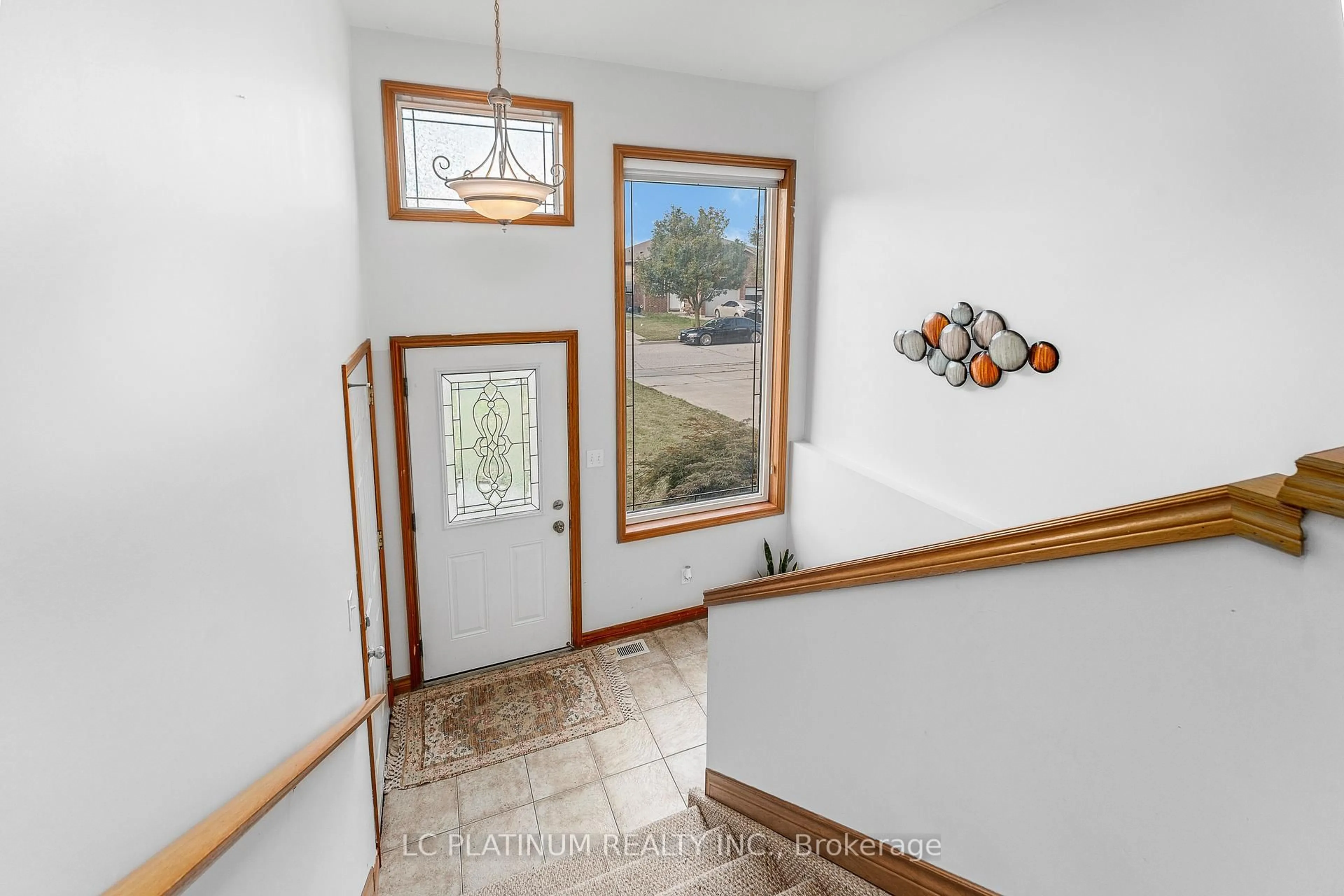 Indoor entryway for 1646 Sagebrush Crt, Windsor Ontario N9G 3B8