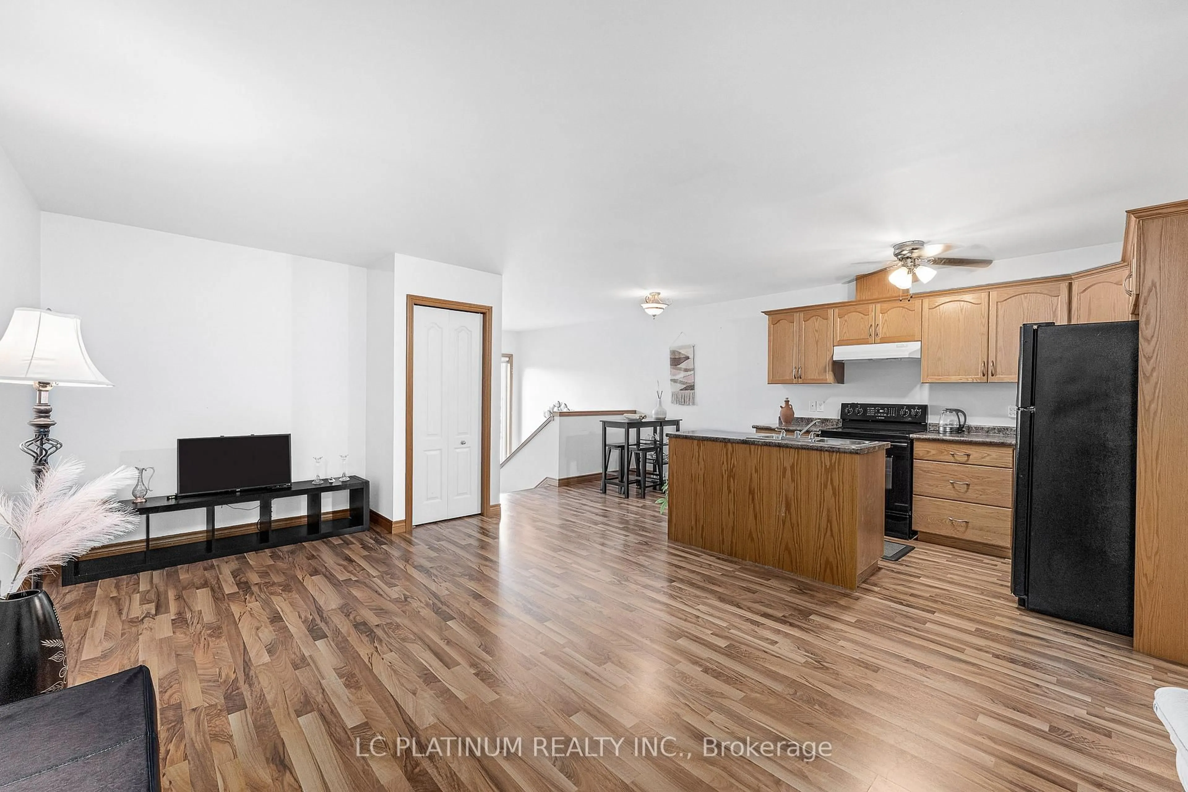 Open concept kitchen, wood/laminate floor for 1646 Sagebrush Crt, Windsor Ontario N9G 3B8