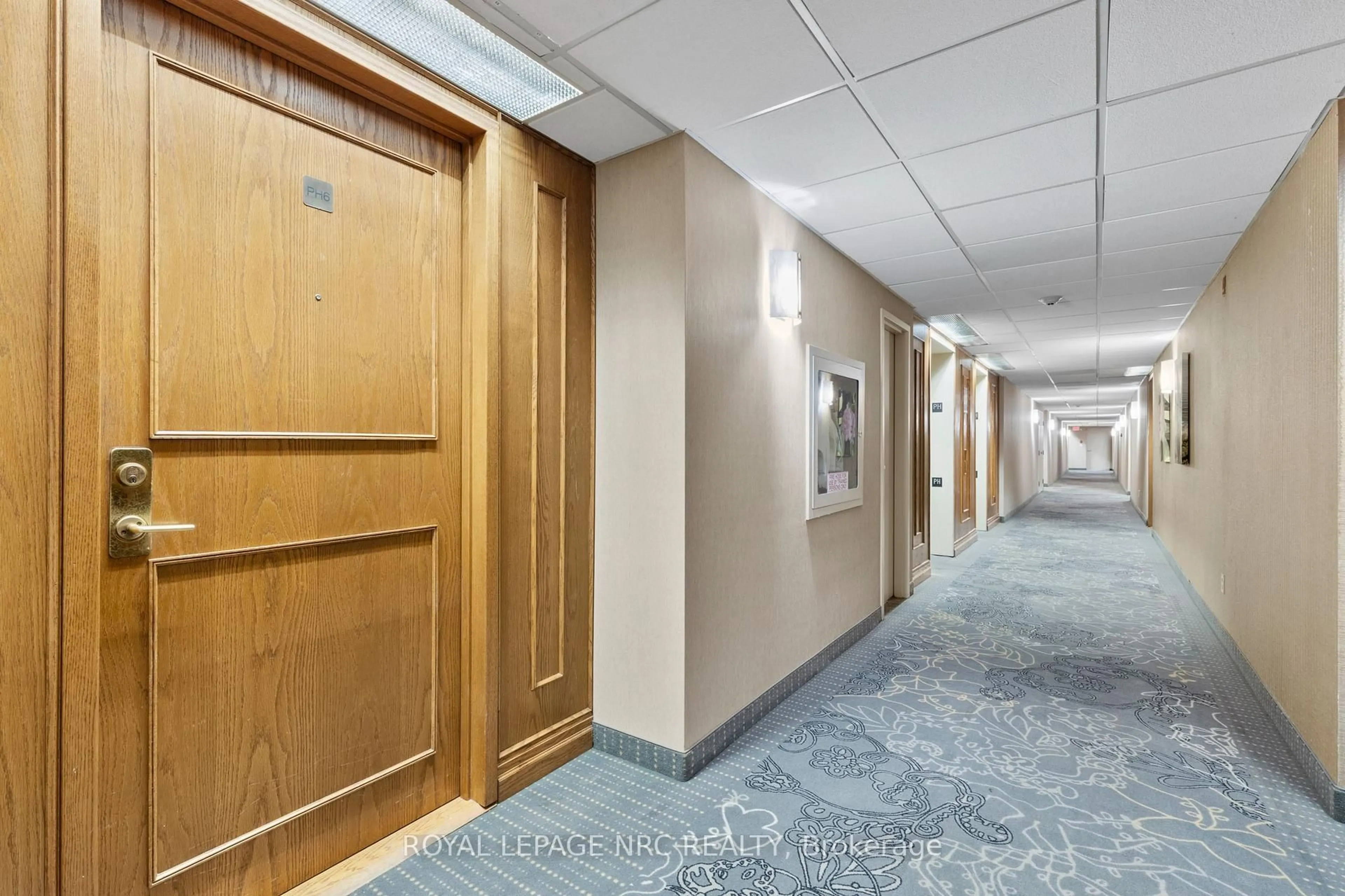 Indoor foyer for 3 Towering Heights Blvd #PH6, St. Catharines Ontario L2T 4A4