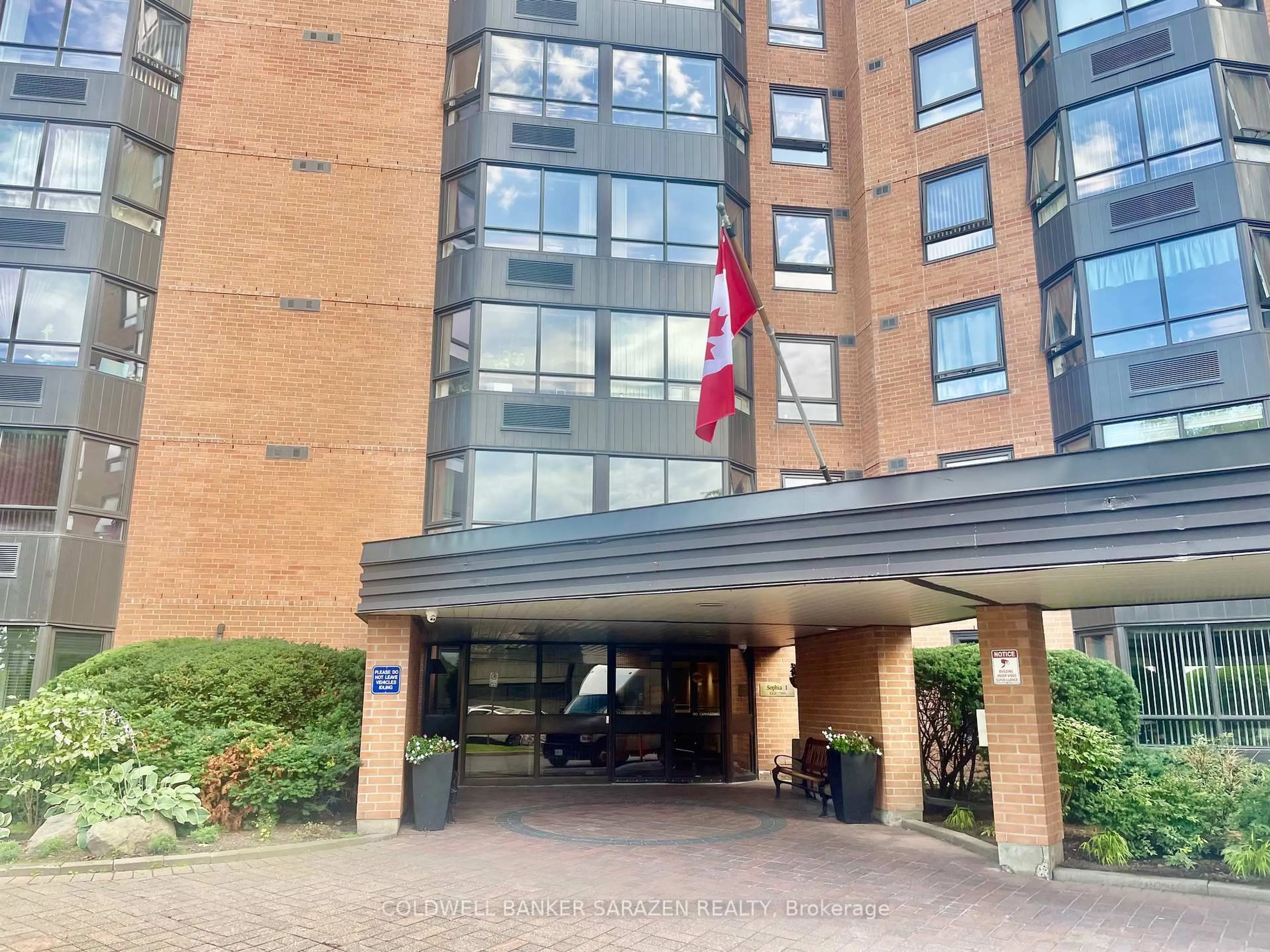 Indoor foyer for 80 Sandcastle Dr #1215, Ottawa Ontario K2H 9E7