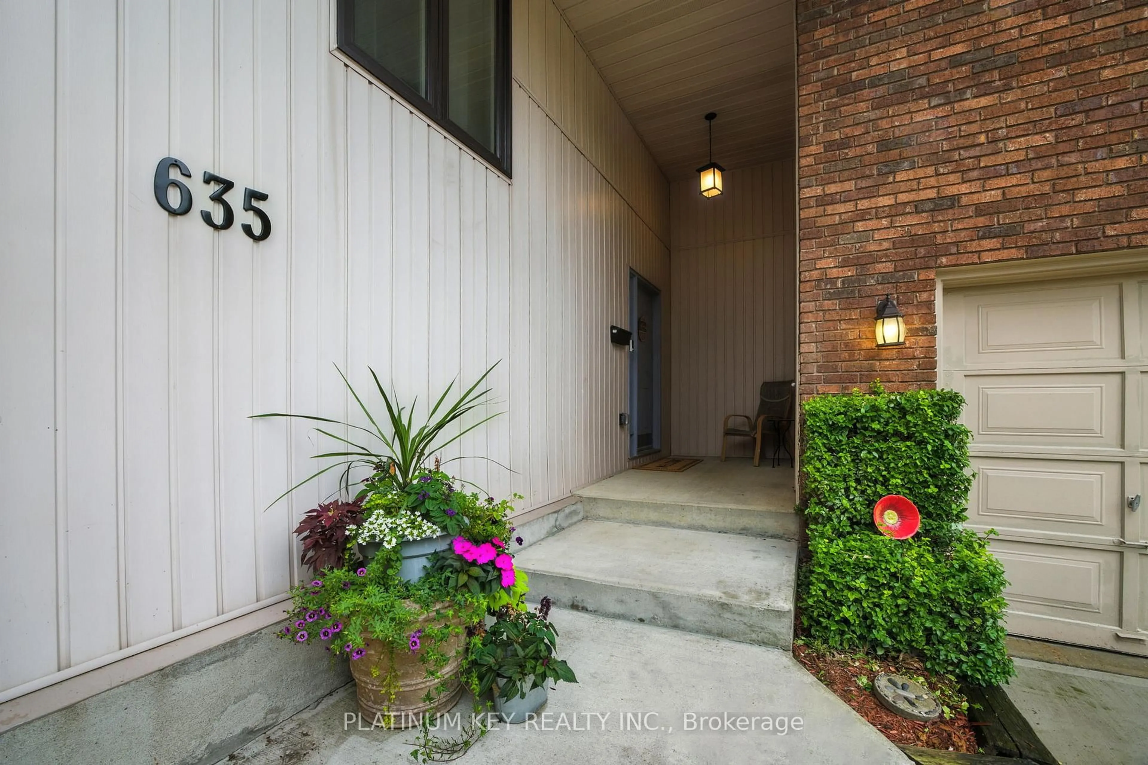 Indoor entryway for 635 King St, Strathroy-Caradoc Ontario N0L 1W0