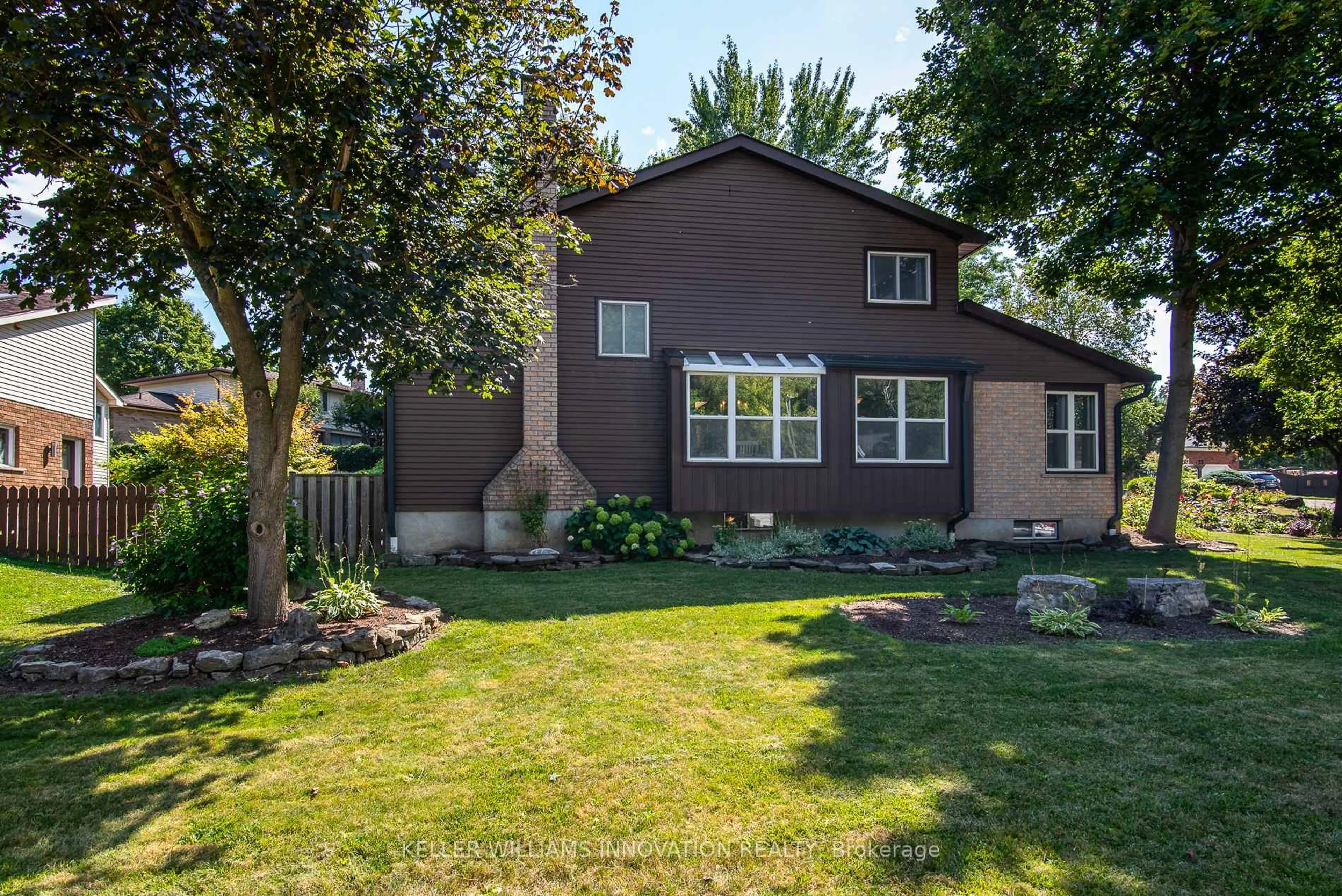 Unknown for 8 Pickwick Pl, Guelph Ontario N1H 7V8