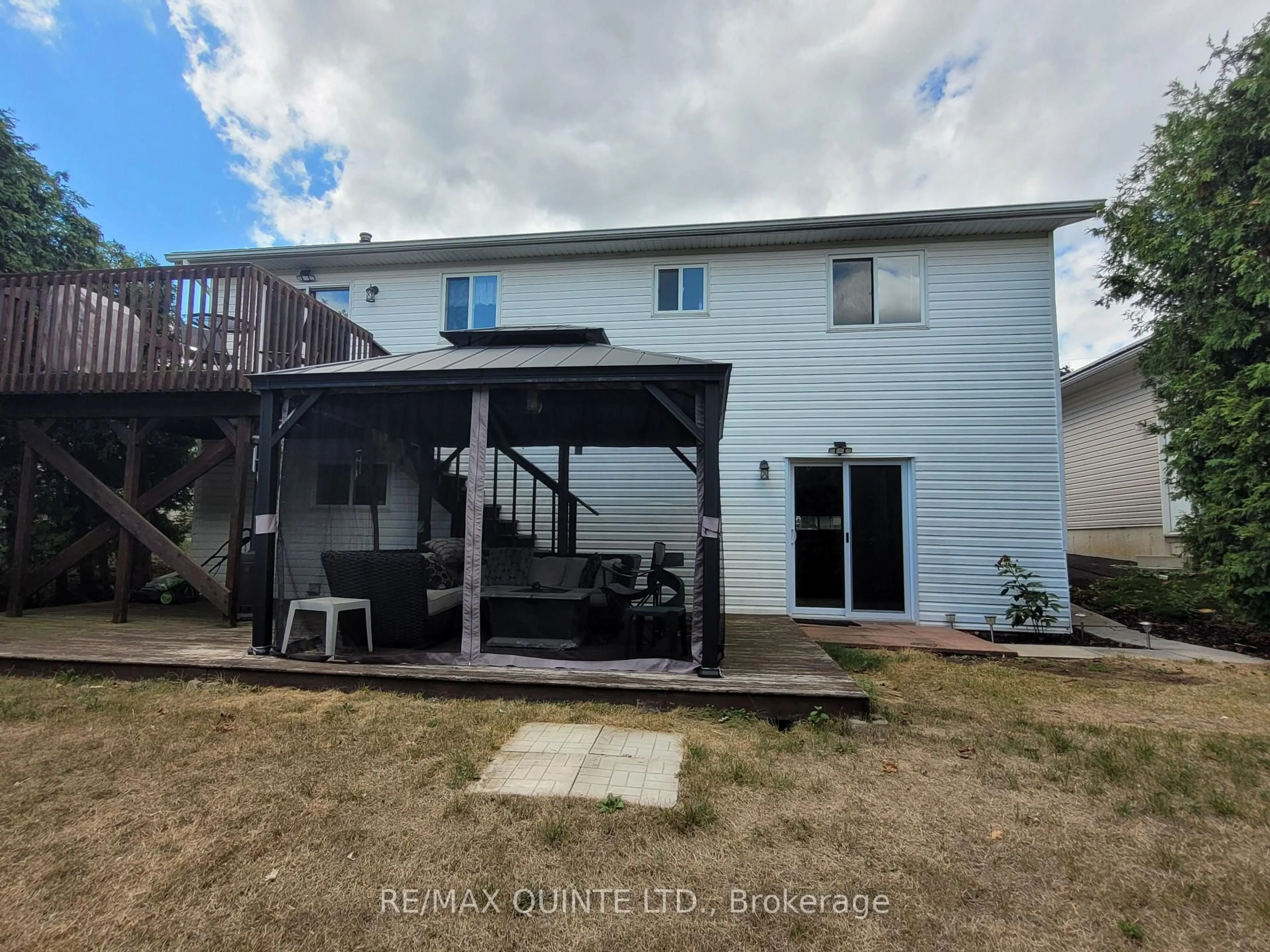 A pic from outside/outdoor area/front of a property/back of a property/a pic from drone, unknown for 107 University Ave, Belleville Ontario K8N 4X4