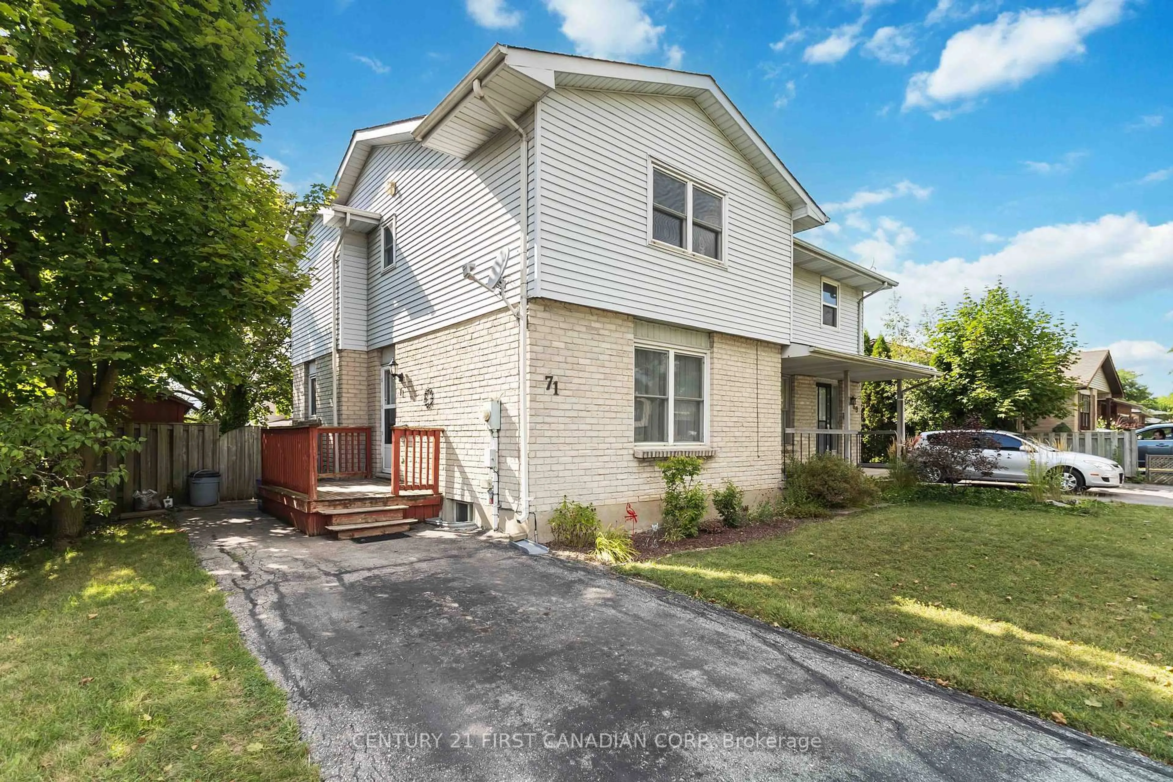 A pic from outside/outdoor area/front of a property/back of a property/a pic from drone, street for 71 GOLFDALE Cres, London South Ontario N6C 5P3