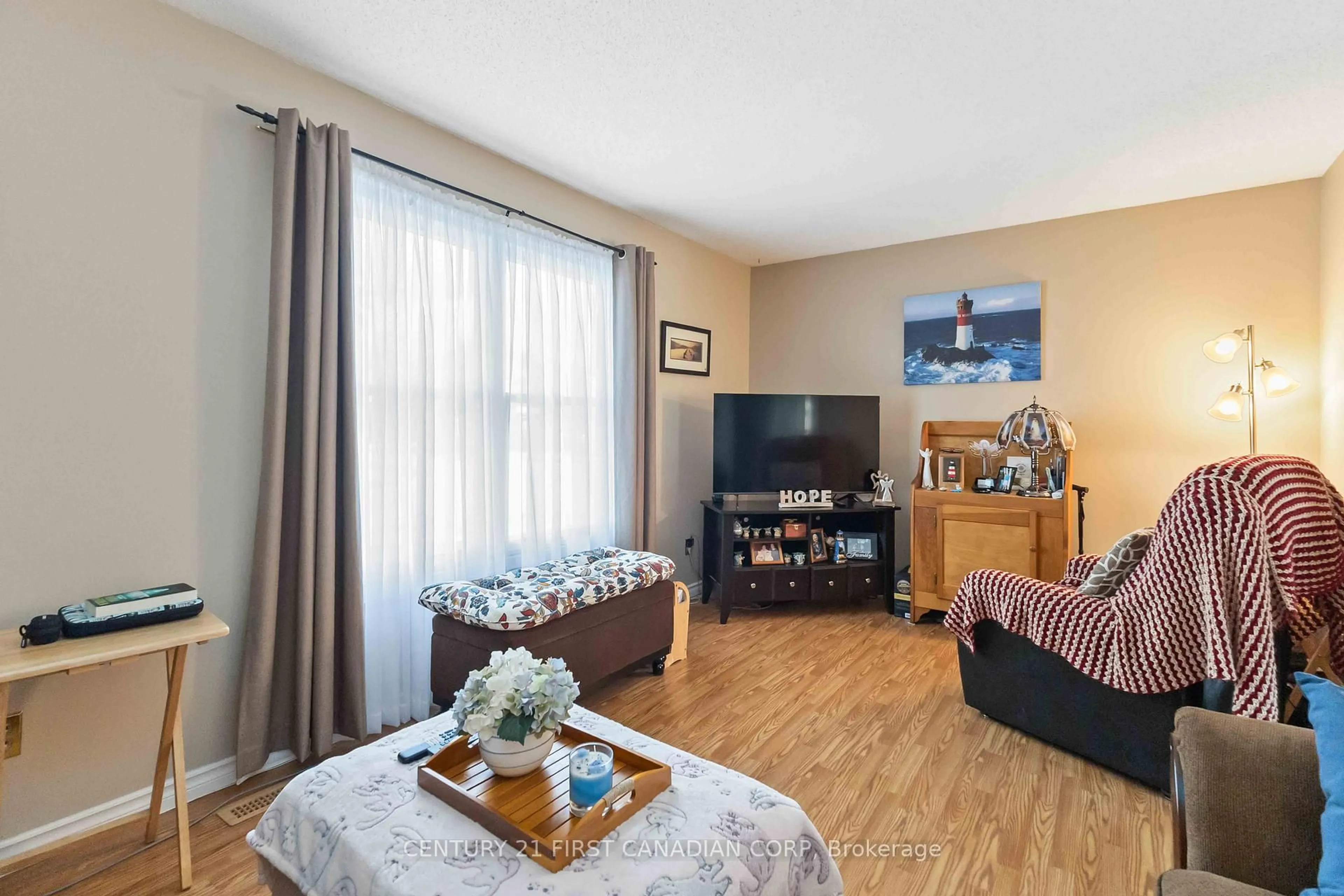 Living room with furniture, wood/laminate floor for 71 GOLFDALE Cres, London South Ontario N6C 5P3