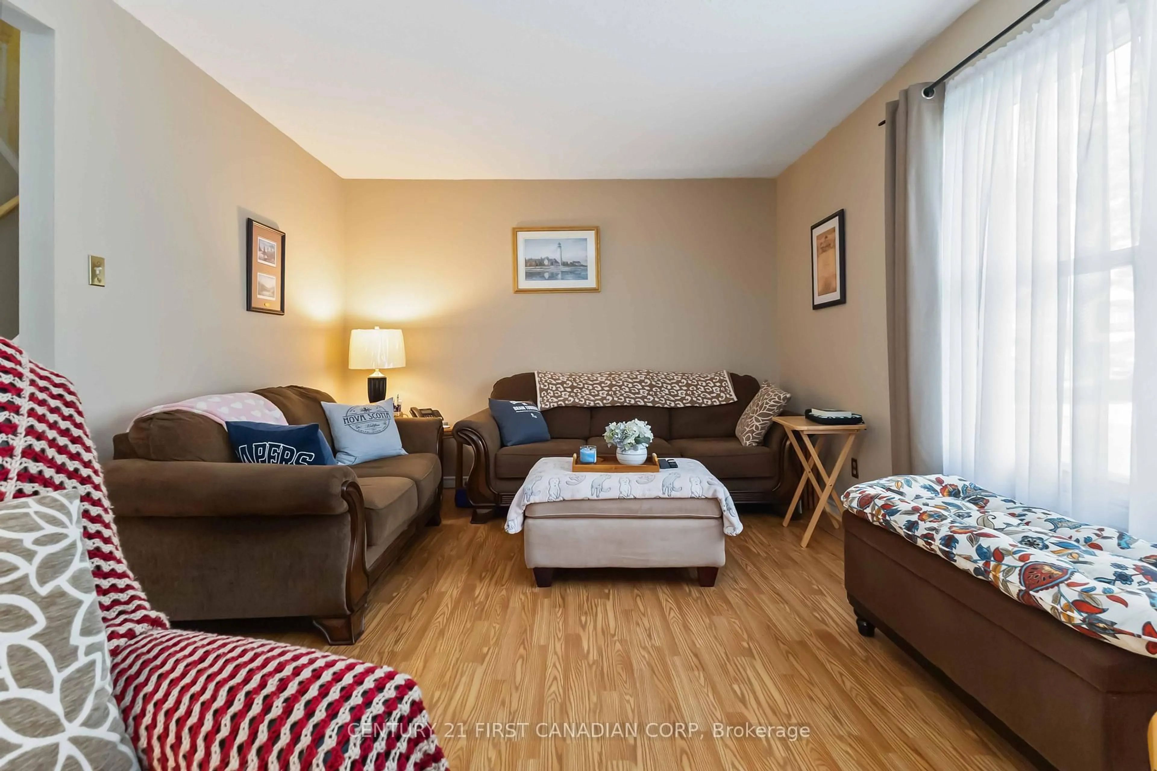 Living room with furniture, wood/laminate floor for 71 GOLFDALE Cres, London South Ontario N6C 5P3