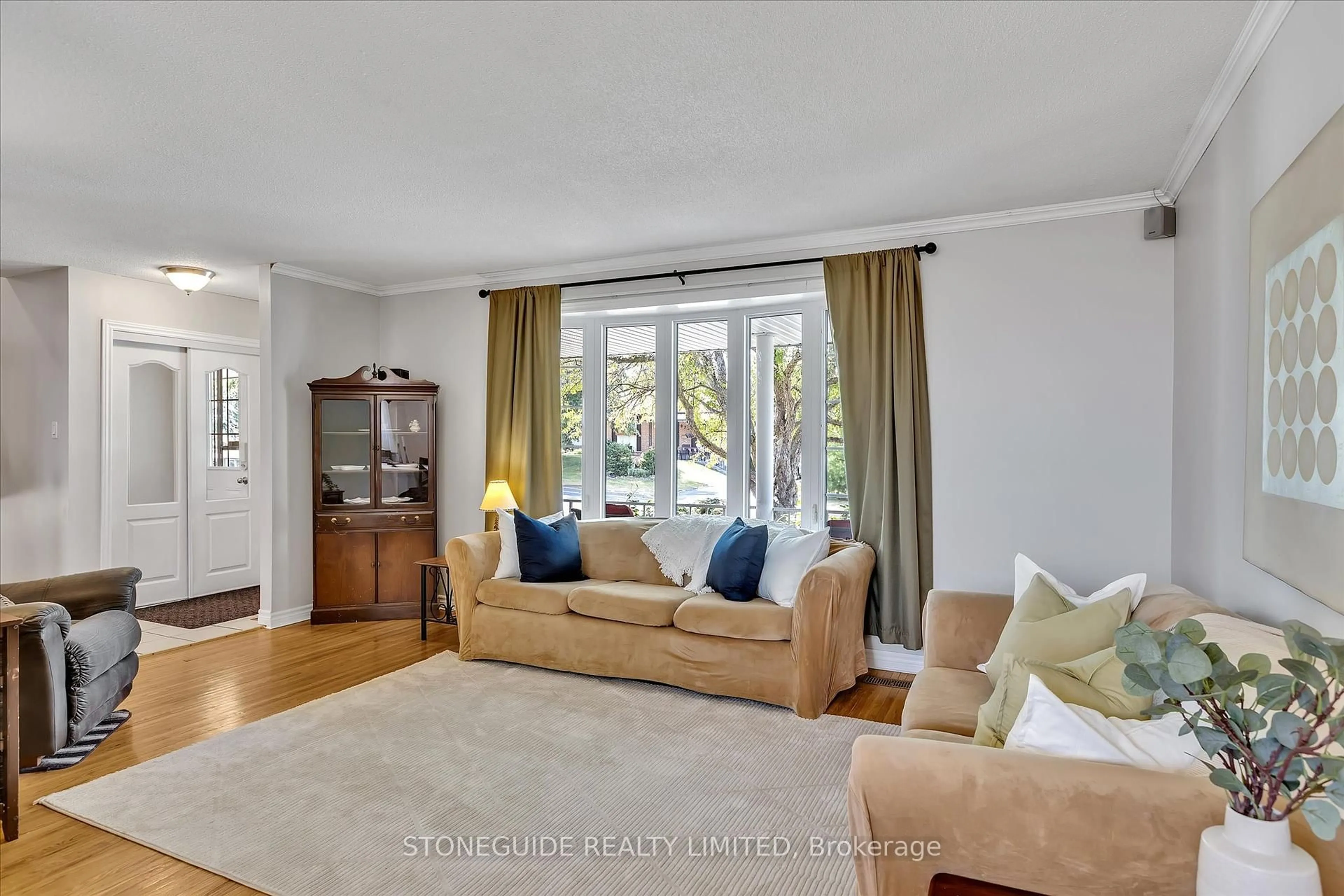Living room with furniture, unknown for 976 Sydenham Rd, Peterborough South Ontario K9J 1K6