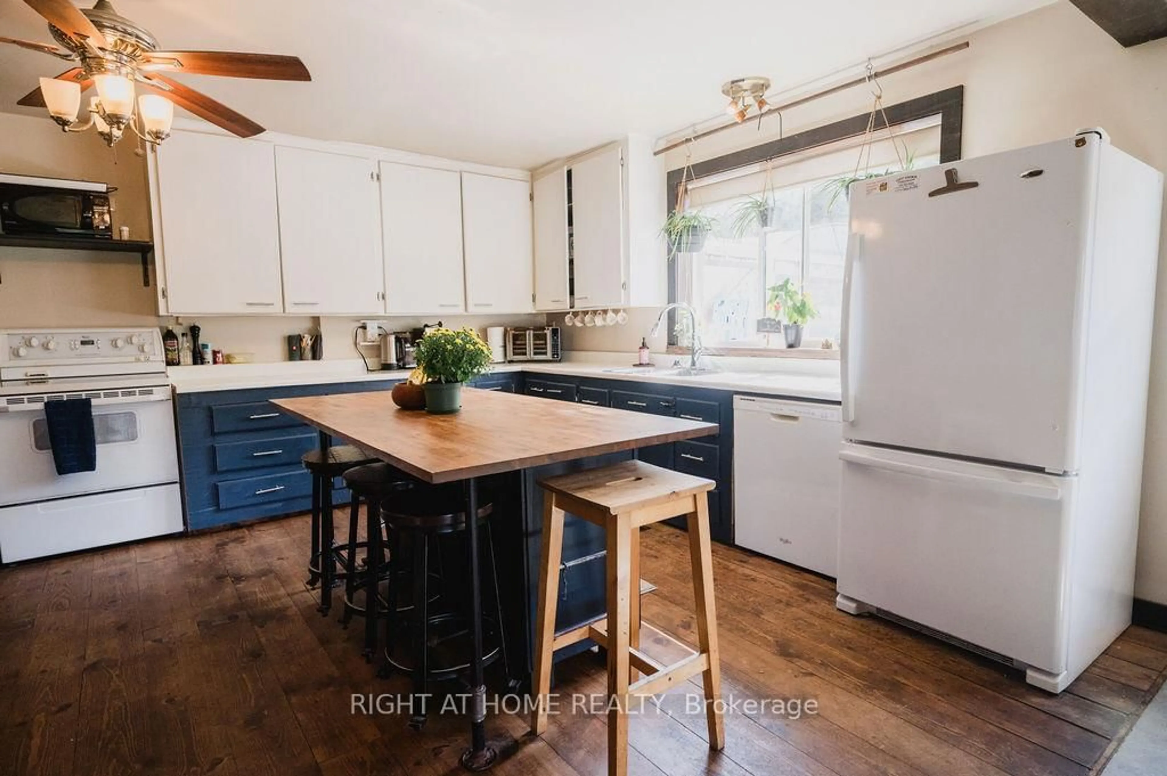 Open concept kitchen, unknown for 47 Peacock Rd, Strong Ontario P0A 1Z0