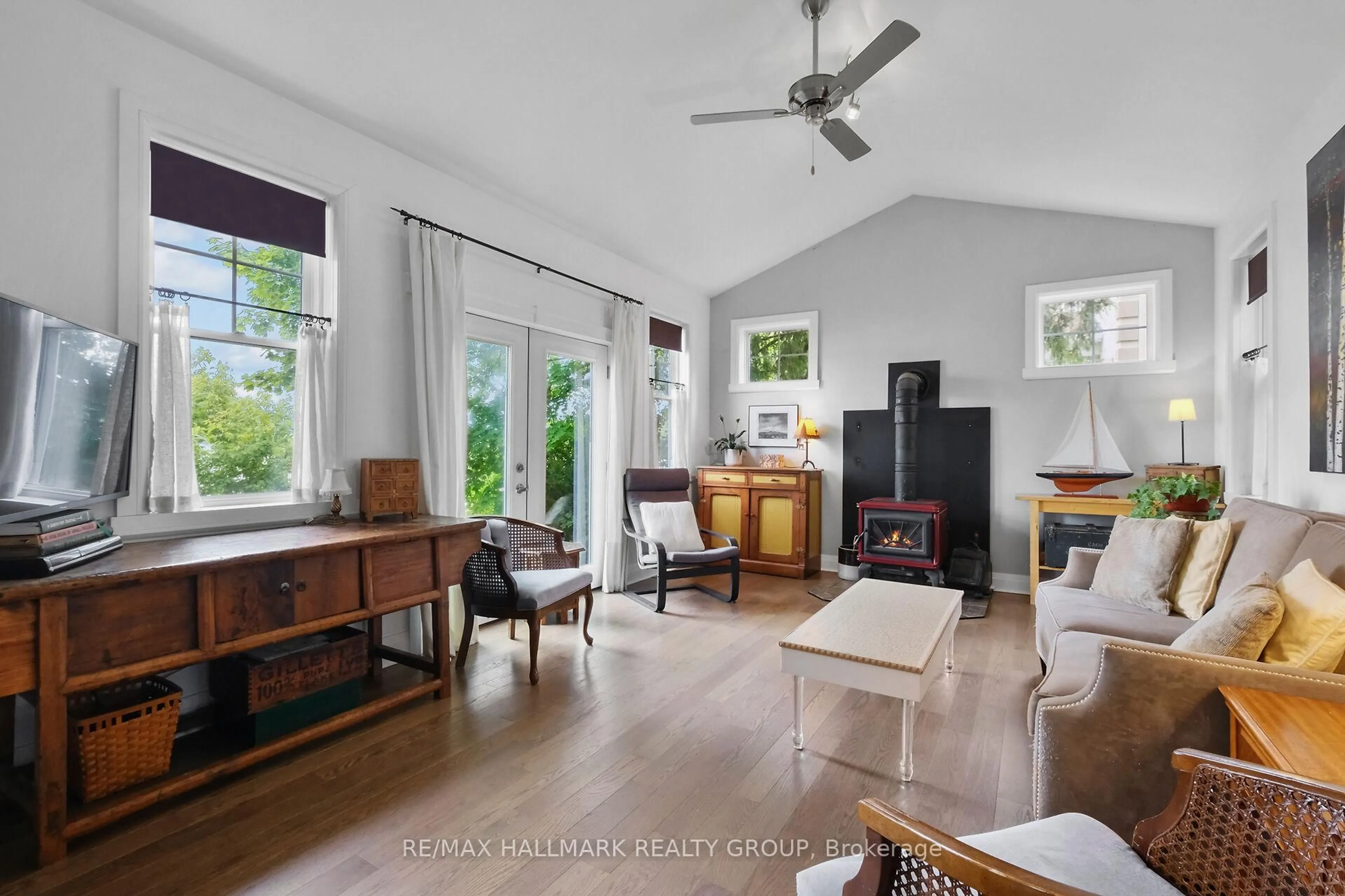 Living room with furniture, unknown for 500 Bayview Dr, Ottawa Ontario K0A 3M0