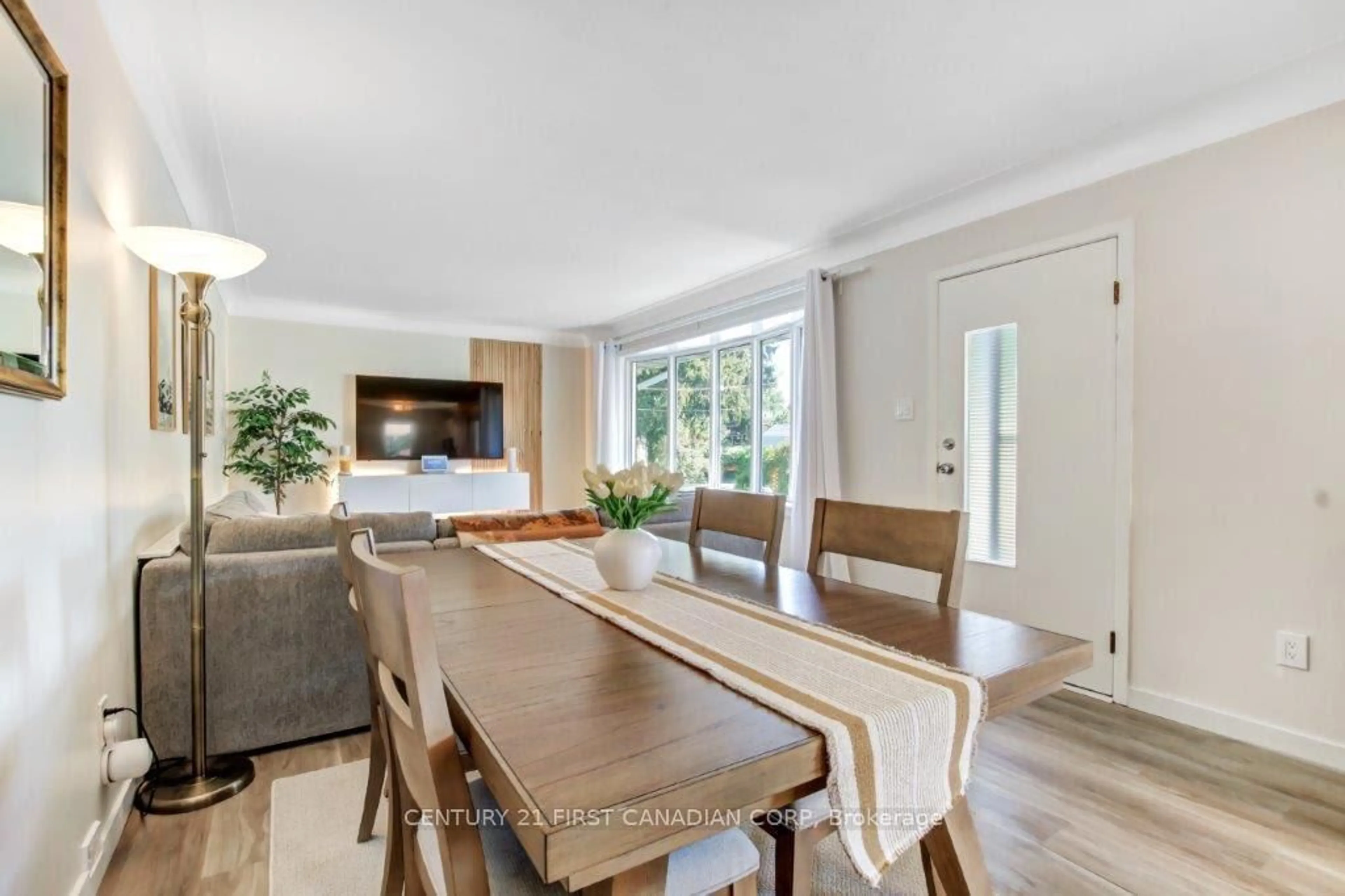 Dining room, wood/laminate floor for 134 Lorne St, Central Elgin Ontario N0L 1B0