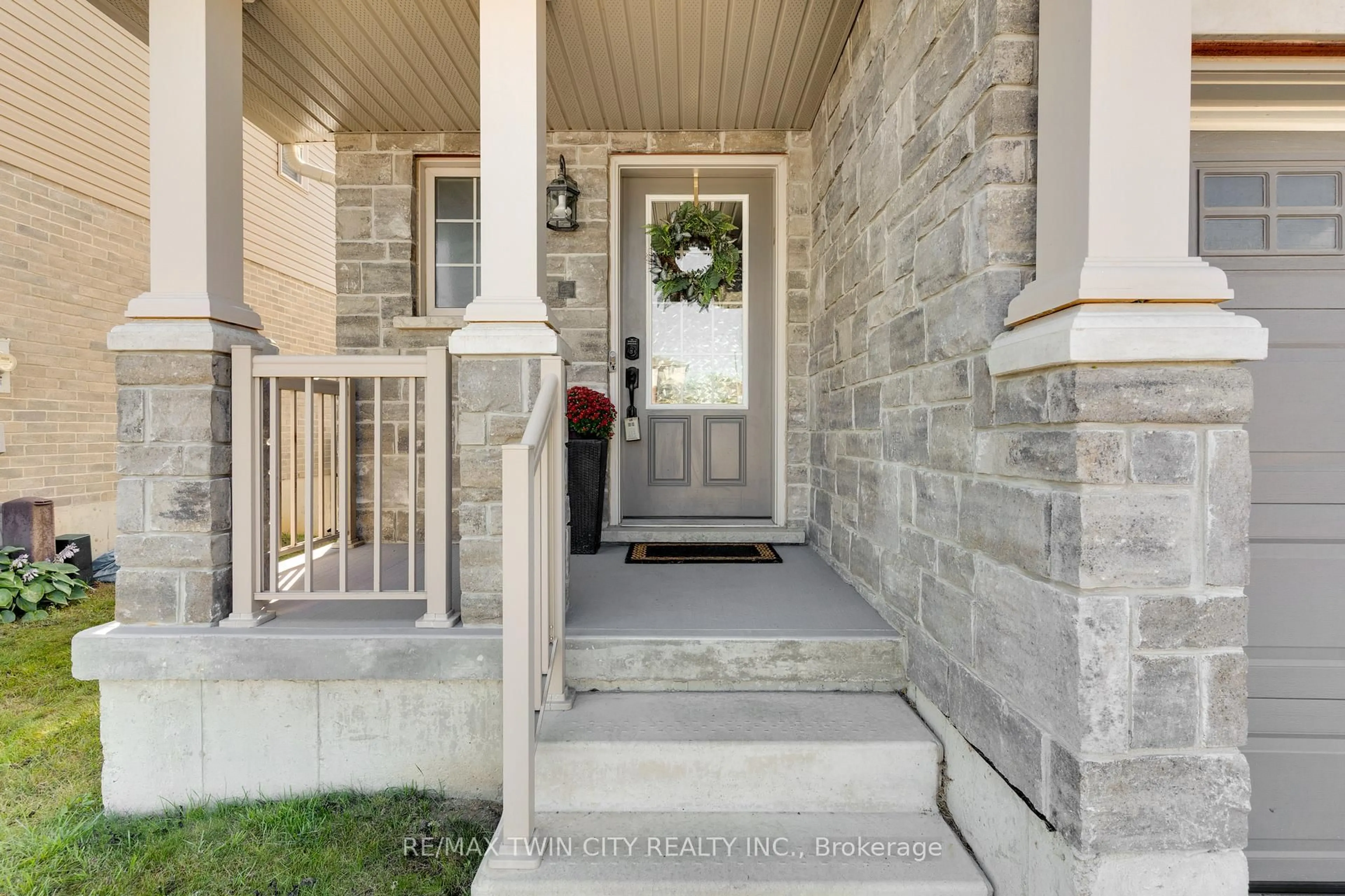 Indoor entryway for 6 Upper Mercer St #H32, Kitchener Ontario N2A 0E4