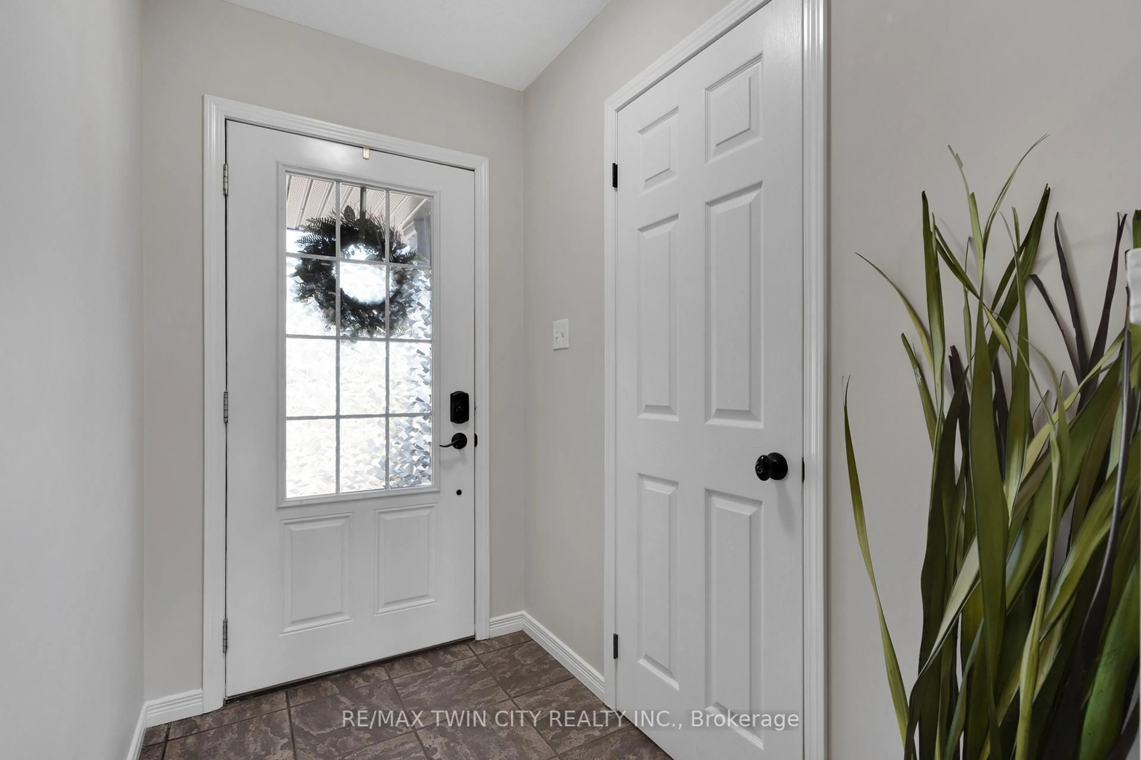 Indoor entryway for 6 Upper Mercer St #H32, Kitchener Ontario N2A 0E4