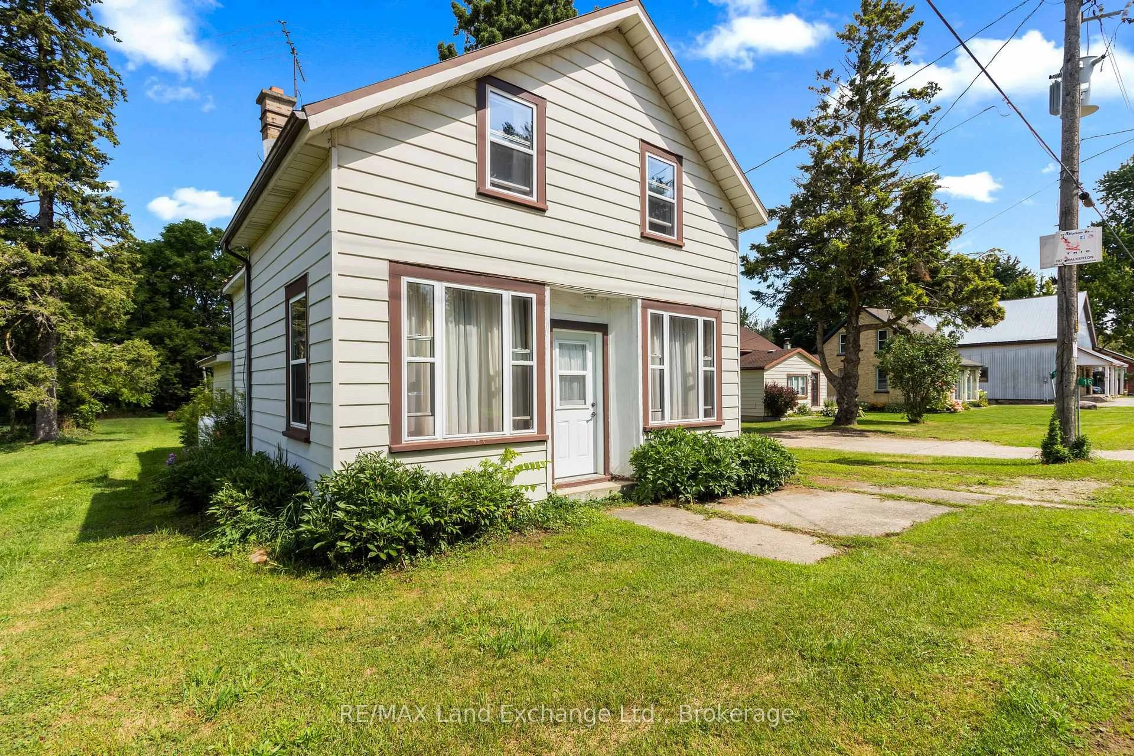 Home with vinyl exterior material, street for 16 6 Concession, Brockton Ontario N0G 1K0