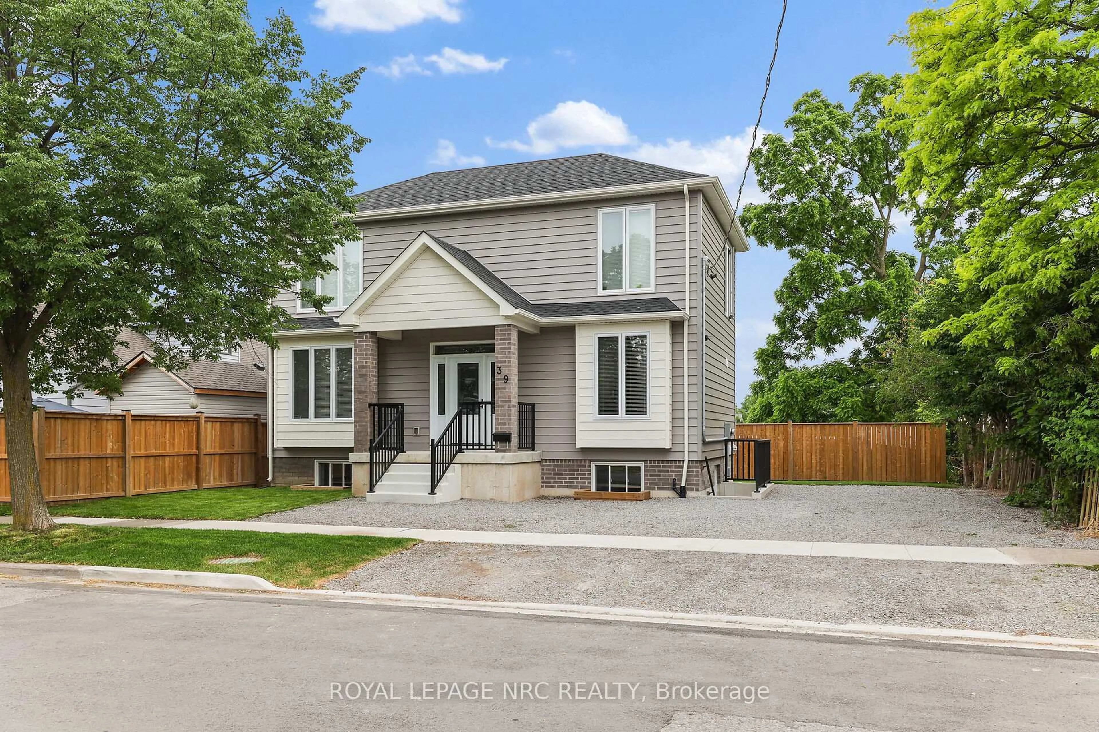 Home with brick exterior material, street for 39 Grove Ave, St. Catharines Ontario L2P 1C5