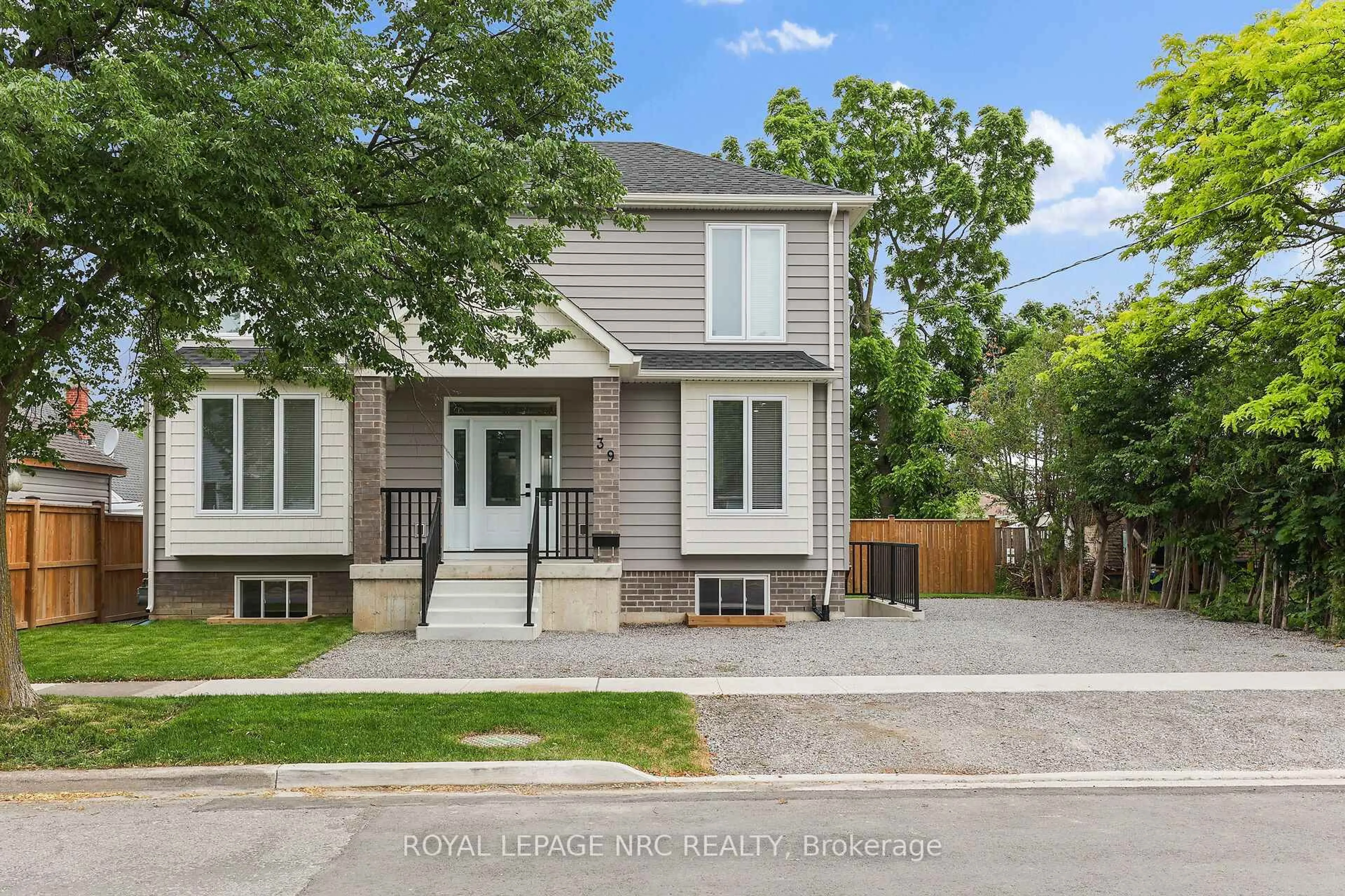Home with brick exterior material, street for 39 Grove Ave, St. Catharines Ontario L2P 1C5