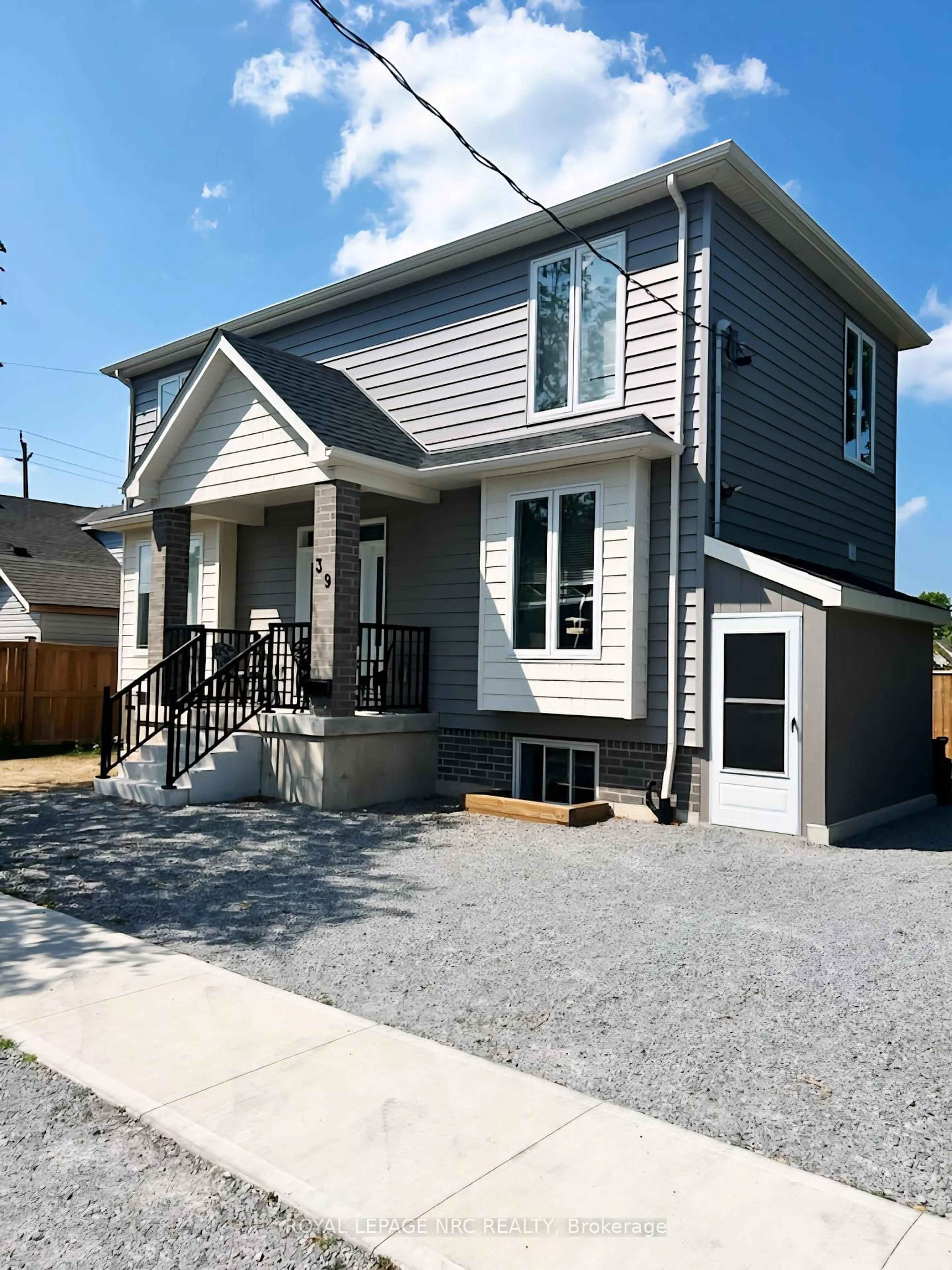 Home with vinyl exterior material, street for 39 Grove Ave, St. Catharines Ontario L2P 1C5