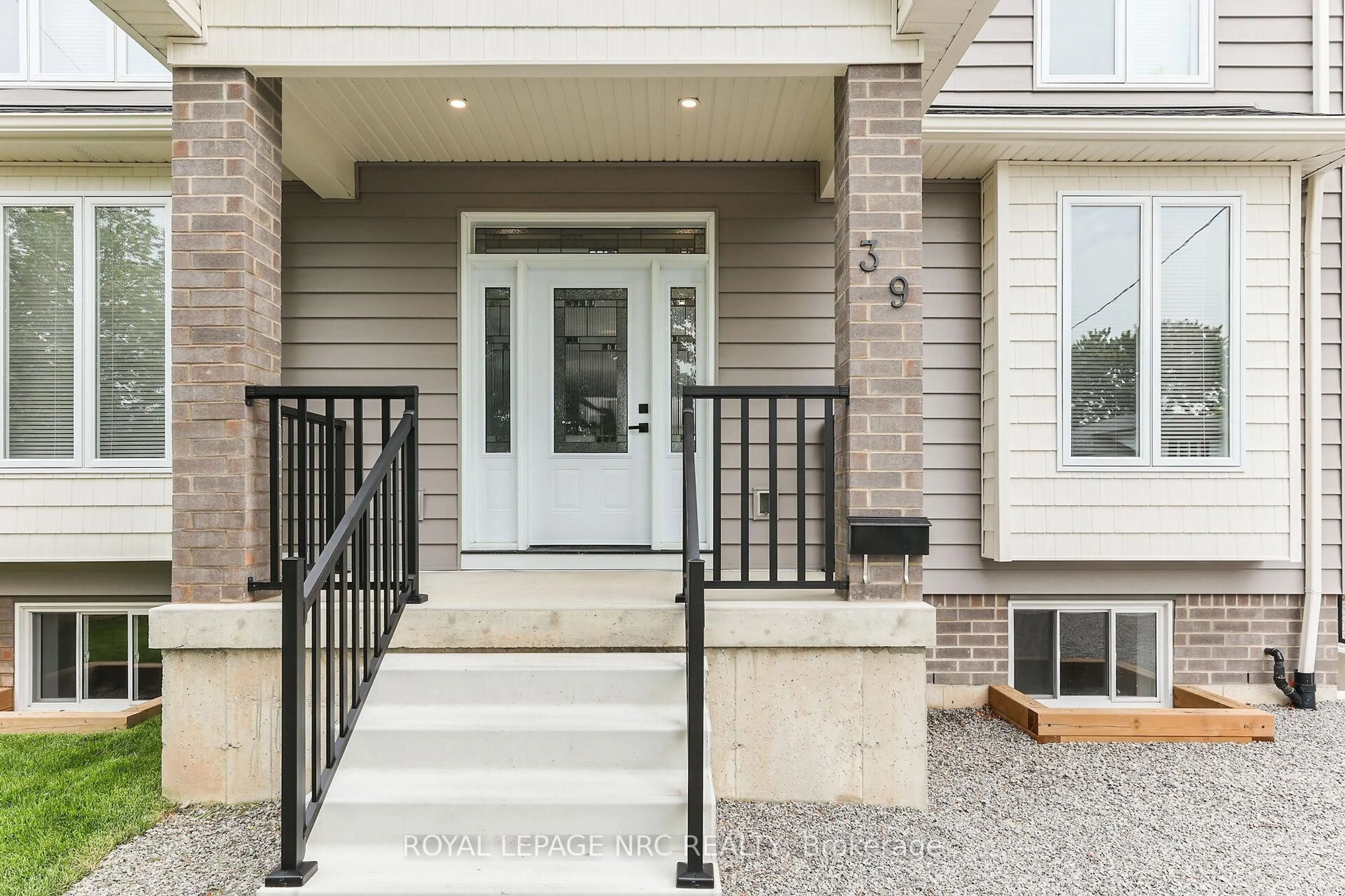 Indoor entryway for 39 Grove Ave, St. Catharines Ontario L2P 1C5