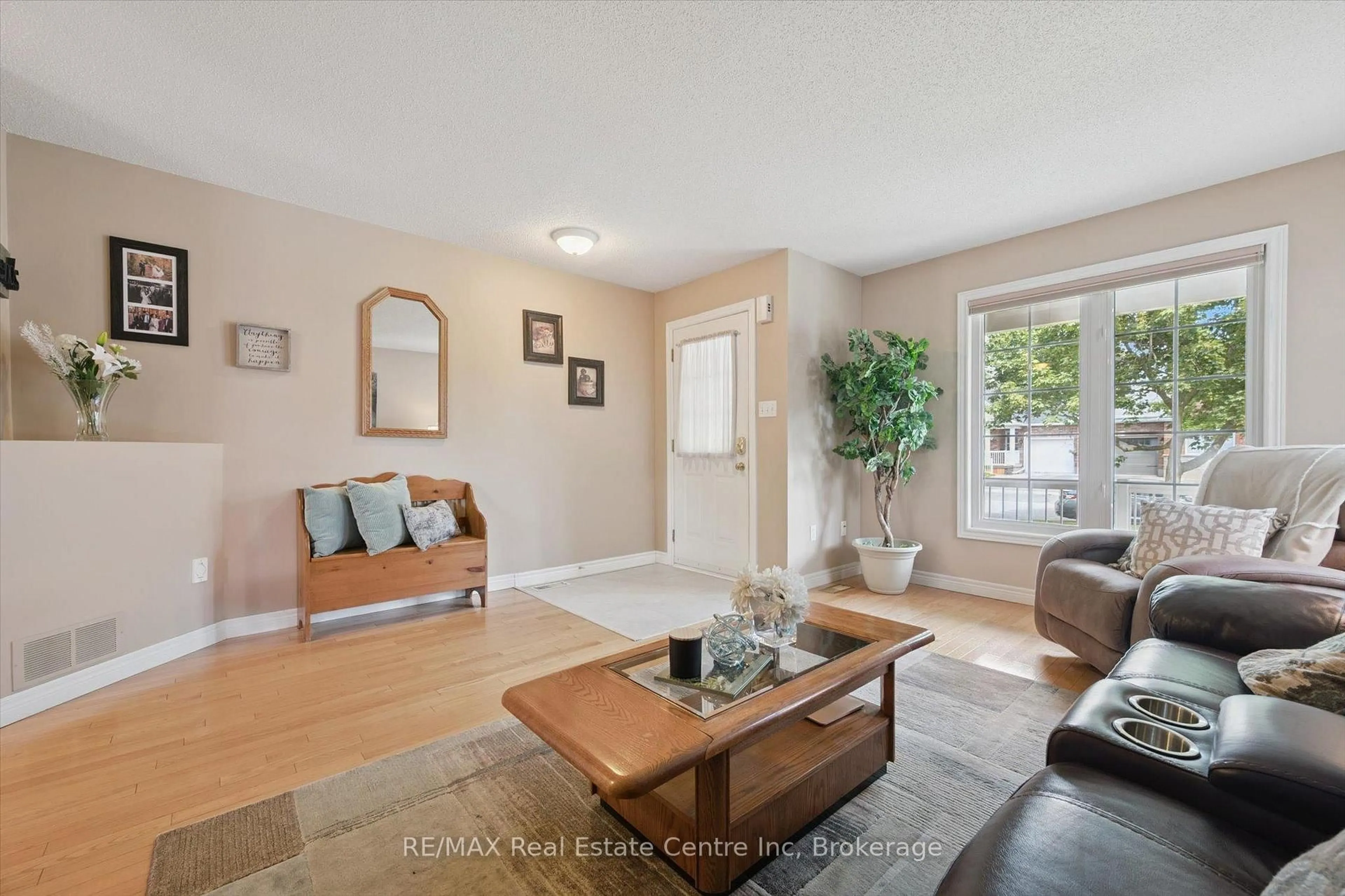 Living room with furniture, unknown for 98 SCHRODER Cres, Guelph Ontario N1E 7B4