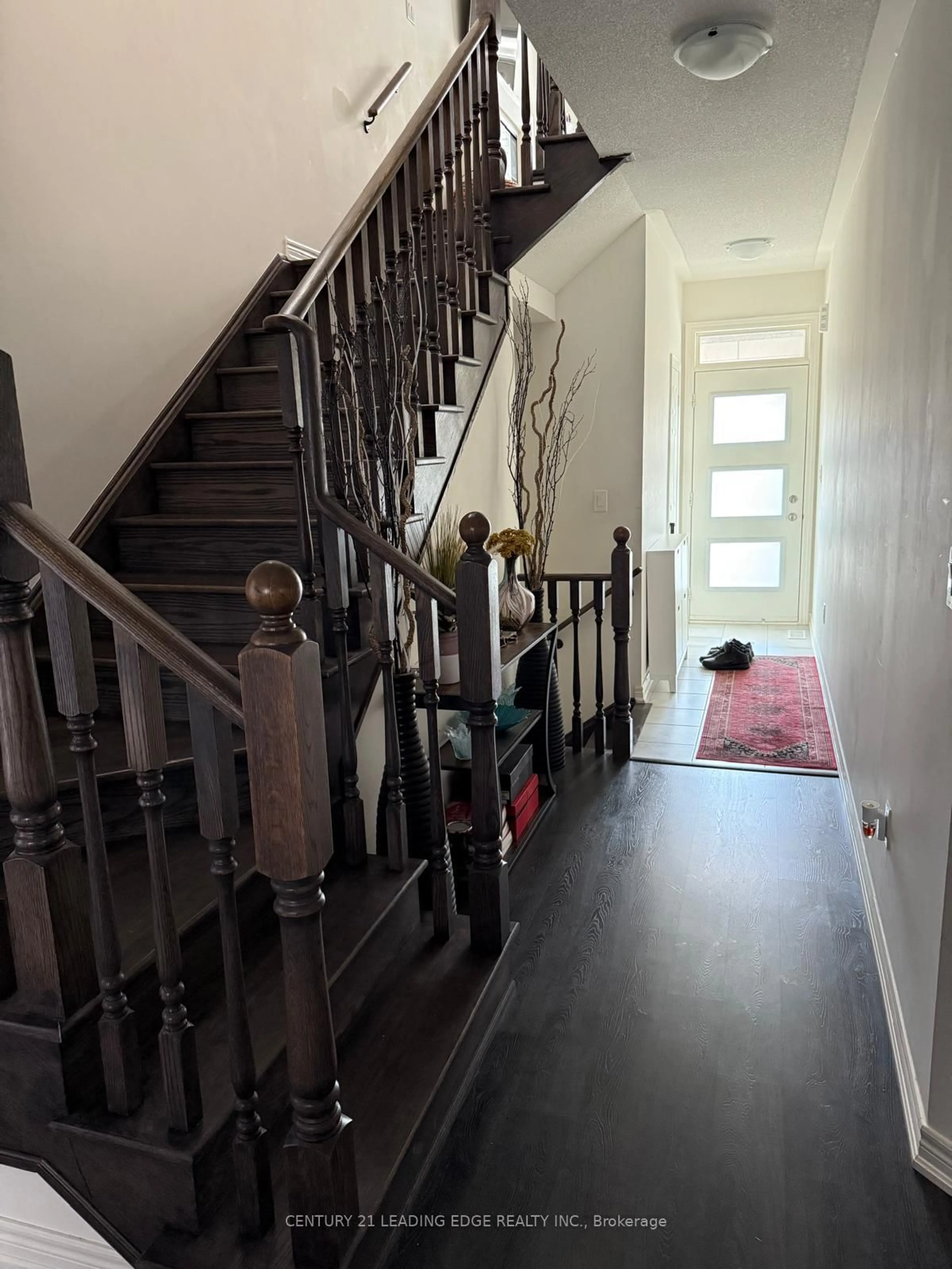 Indoor foyer for 28 Great Falls Blvd, Hamilton Ontario L8B 1X8
