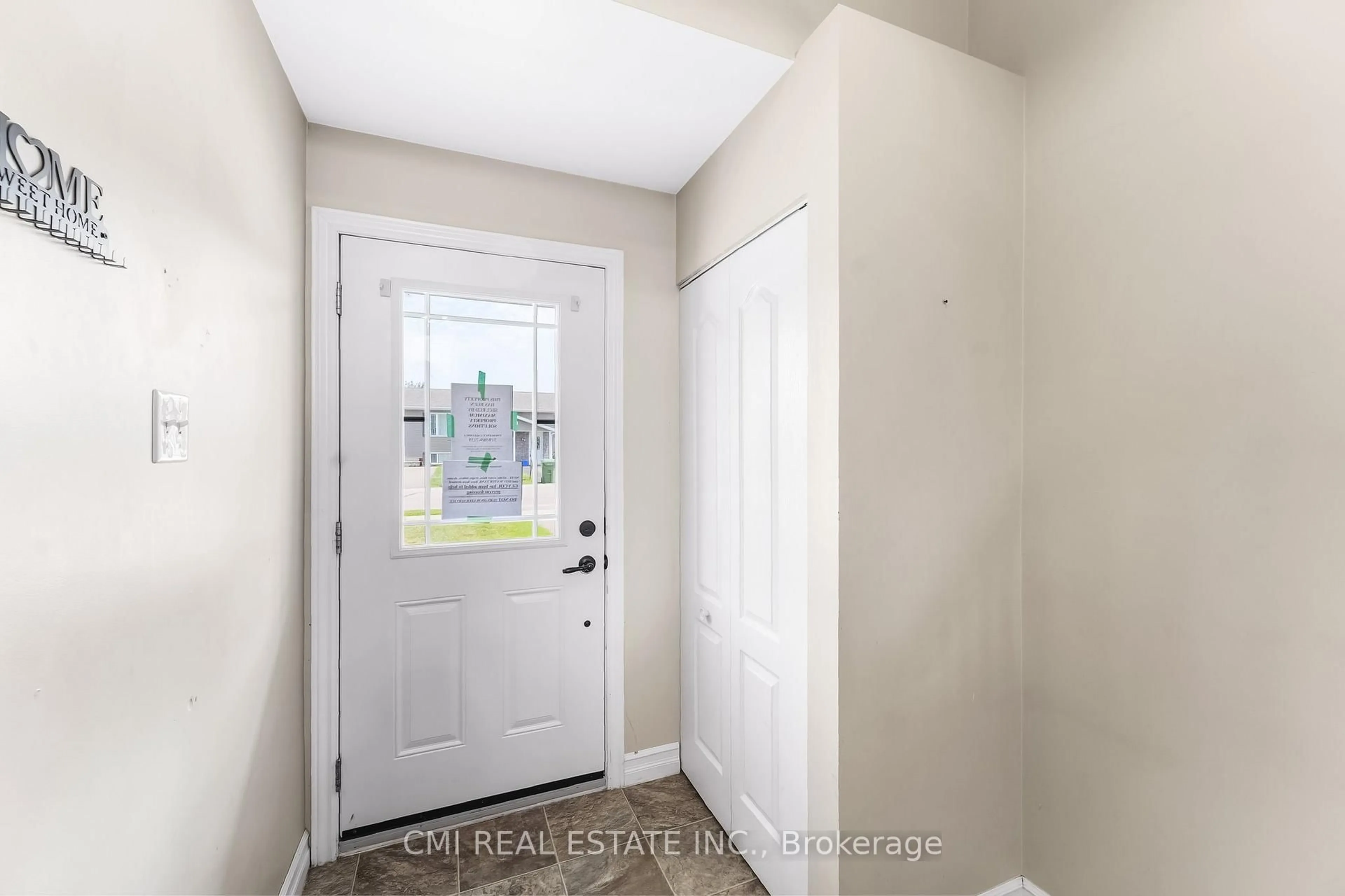 Indoor entryway for 35 Renfrew St, Petawawa Ontario K8H 0A6