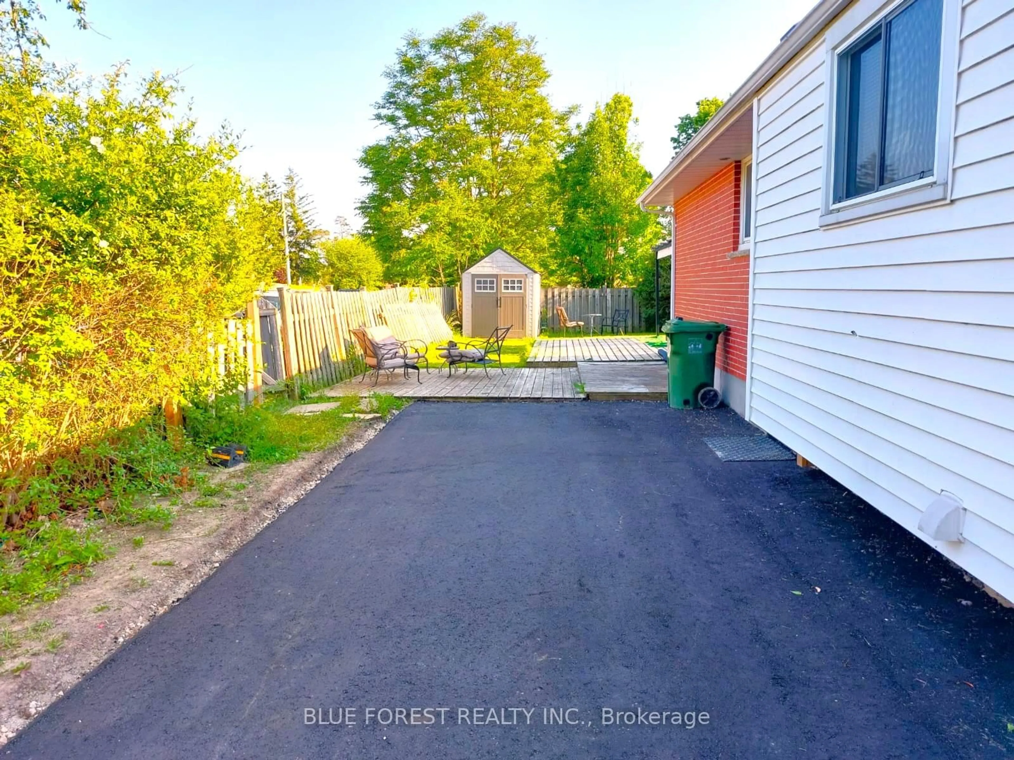 A pic from outside/outdoor area/front of a property/back of a property/a pic from drone, street for 195 Myrtle St, St. Thomas Ontario N5R 2G8
