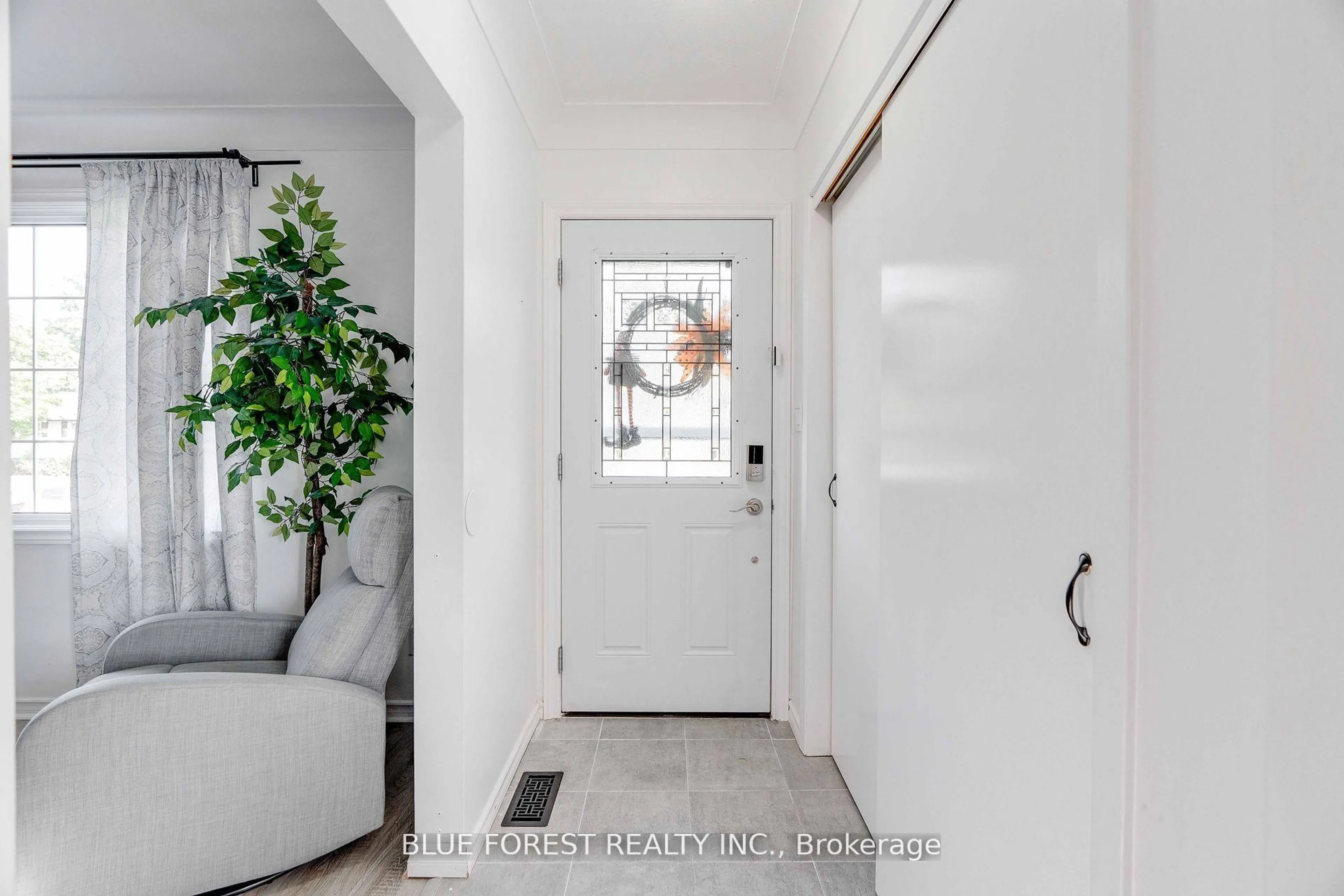 Indoor entryway for 195 Myrtle St, St. Thomas Ontario N5R 2G8