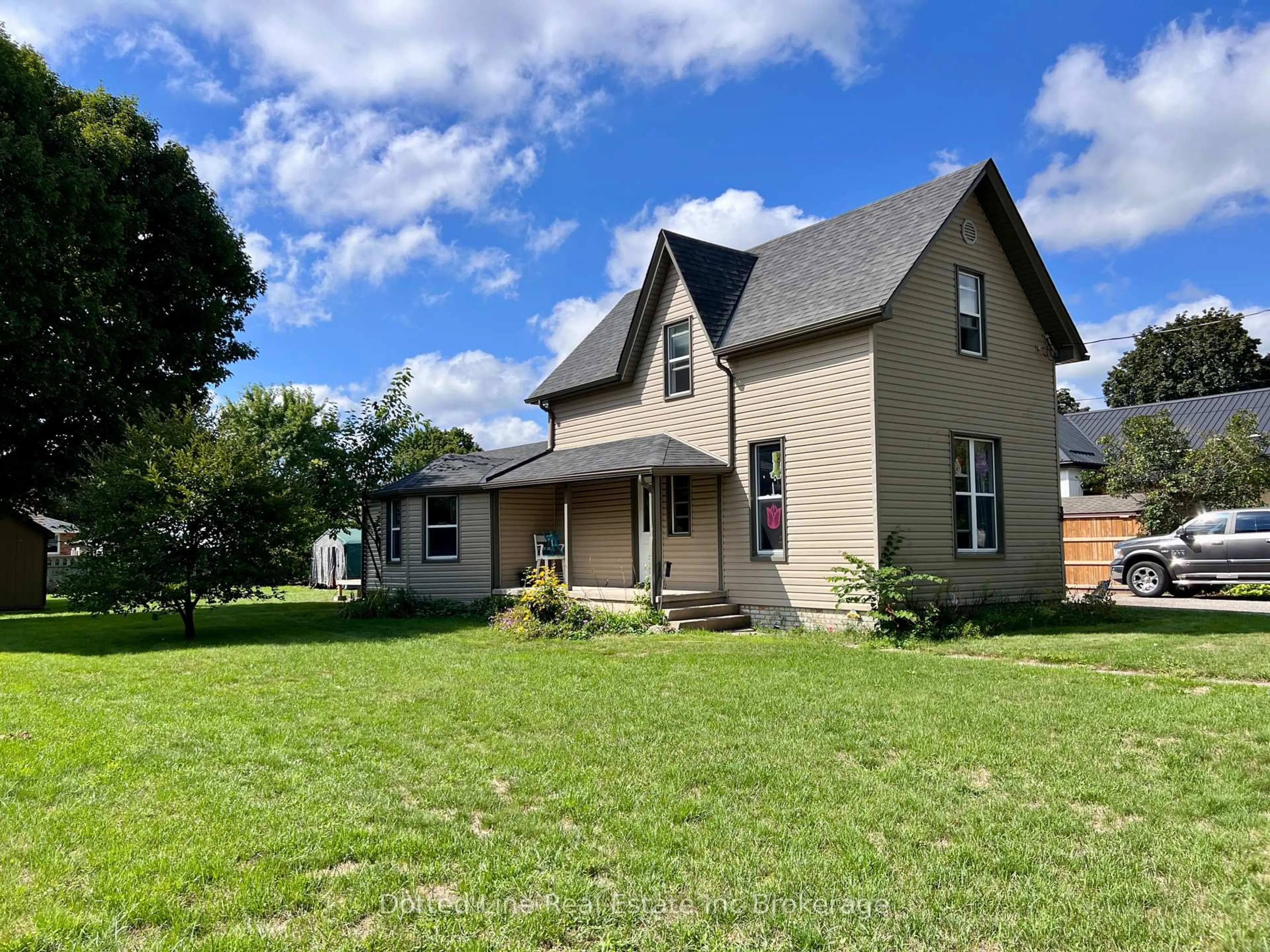 A pic from outside/outdoor area/front of a property/back of a property/a pic from drone, street for 38 Harvey St, Aylmer Ontario N5H 1T1
