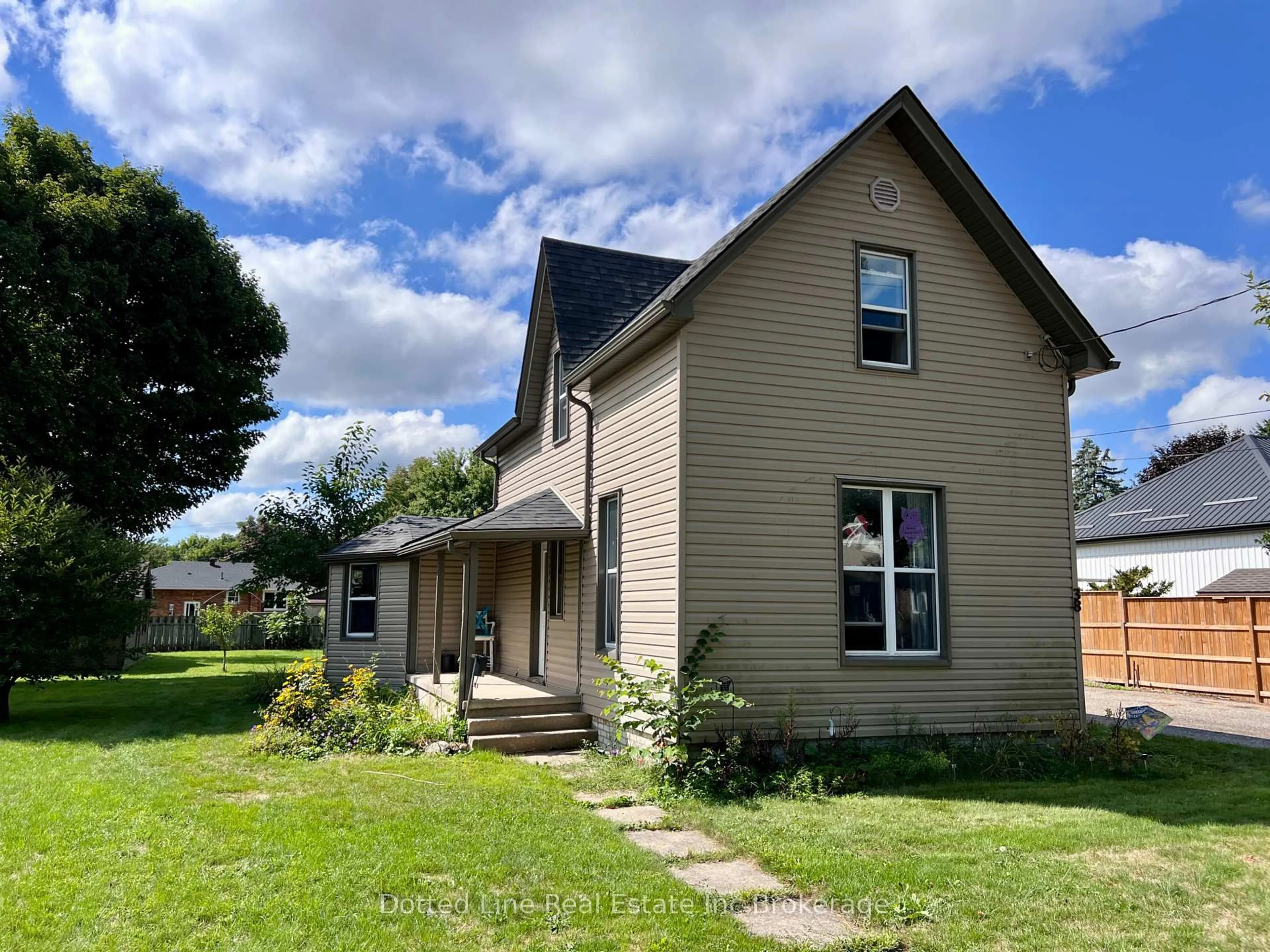 A pic from outside/outdoor area/front of a property/back of a property/a pic from drone, street for 38 Harvey St, Aylmer Ontario N5H 1T1