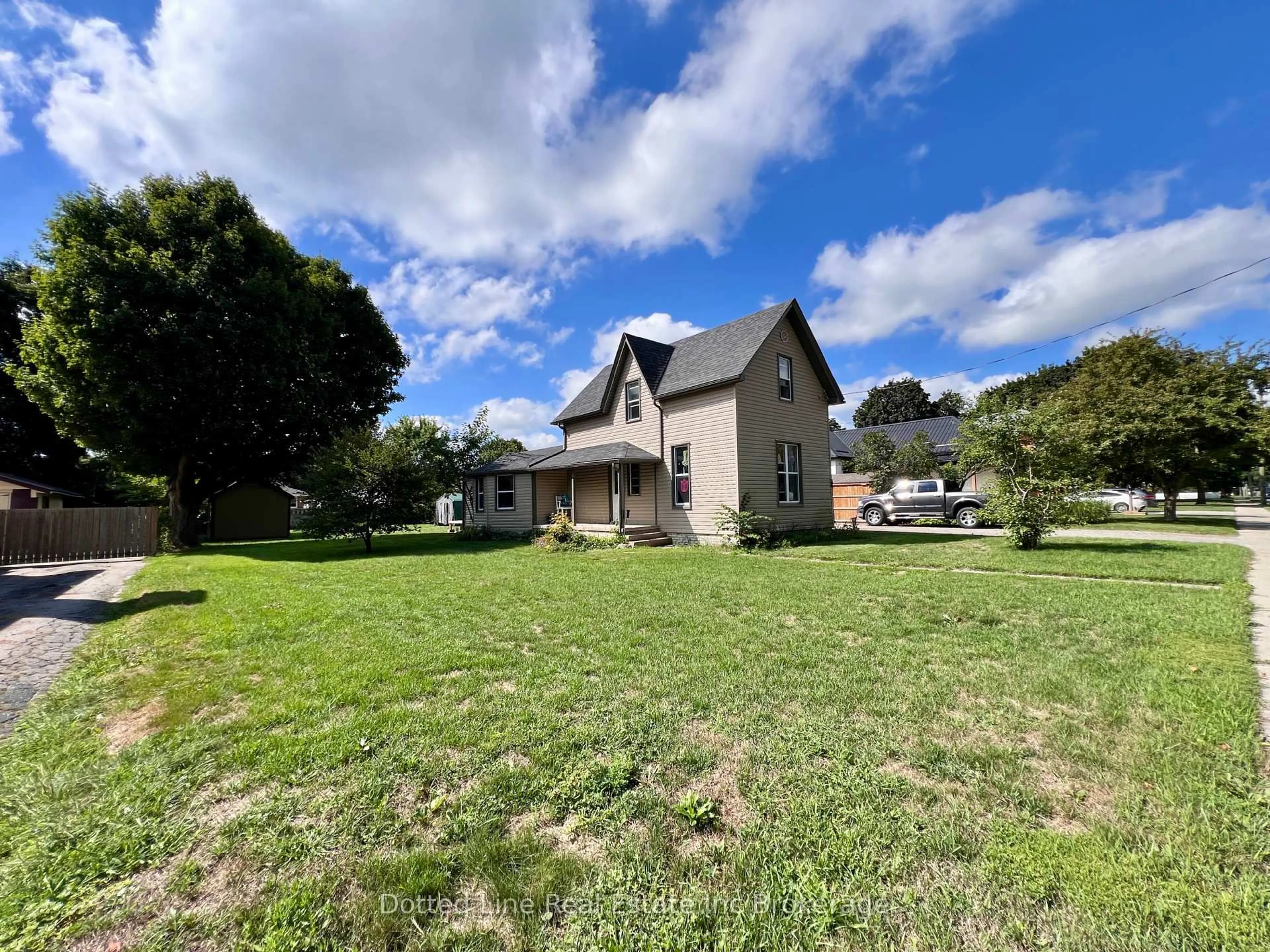 A pic from outside/outdoor area/front of a property/back of a property/a pic from drone, unknown for 38 Harvey St, Aylmer Ontario N5H 1T1