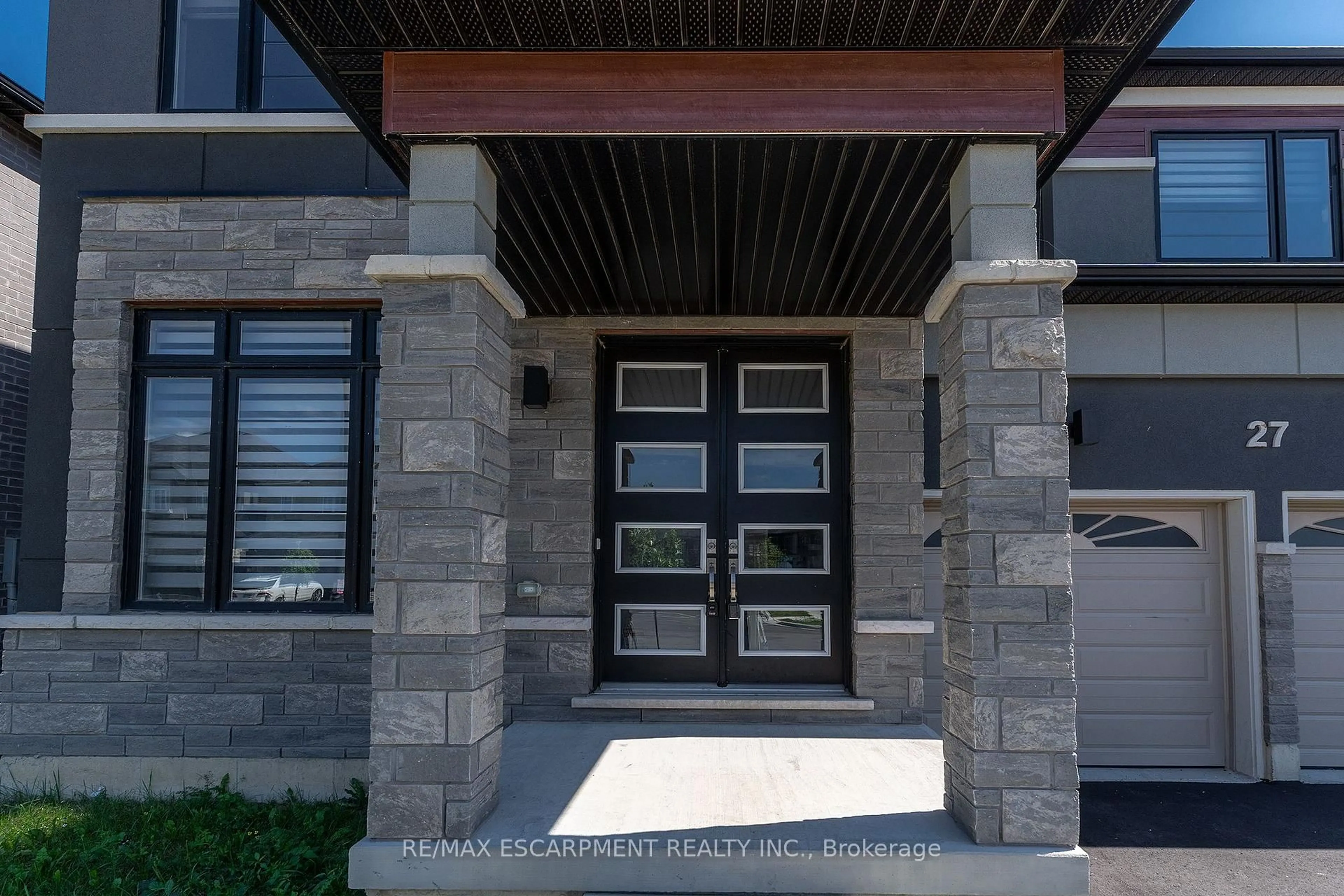 Indoor entryway for 27 Stauffer Rd, Brantford Ontario N2V 0B2