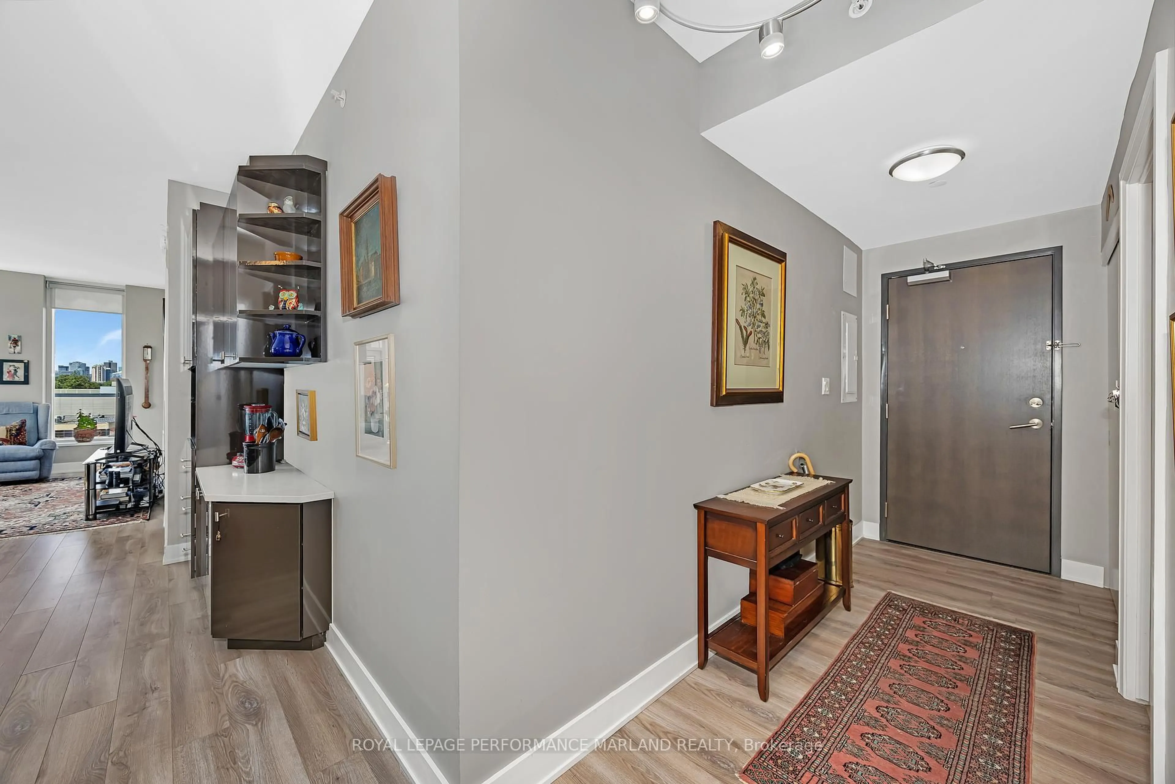 Indoor entryway for 118 Holmwood Ave #607, Ottawa Ontario K1S 5J5