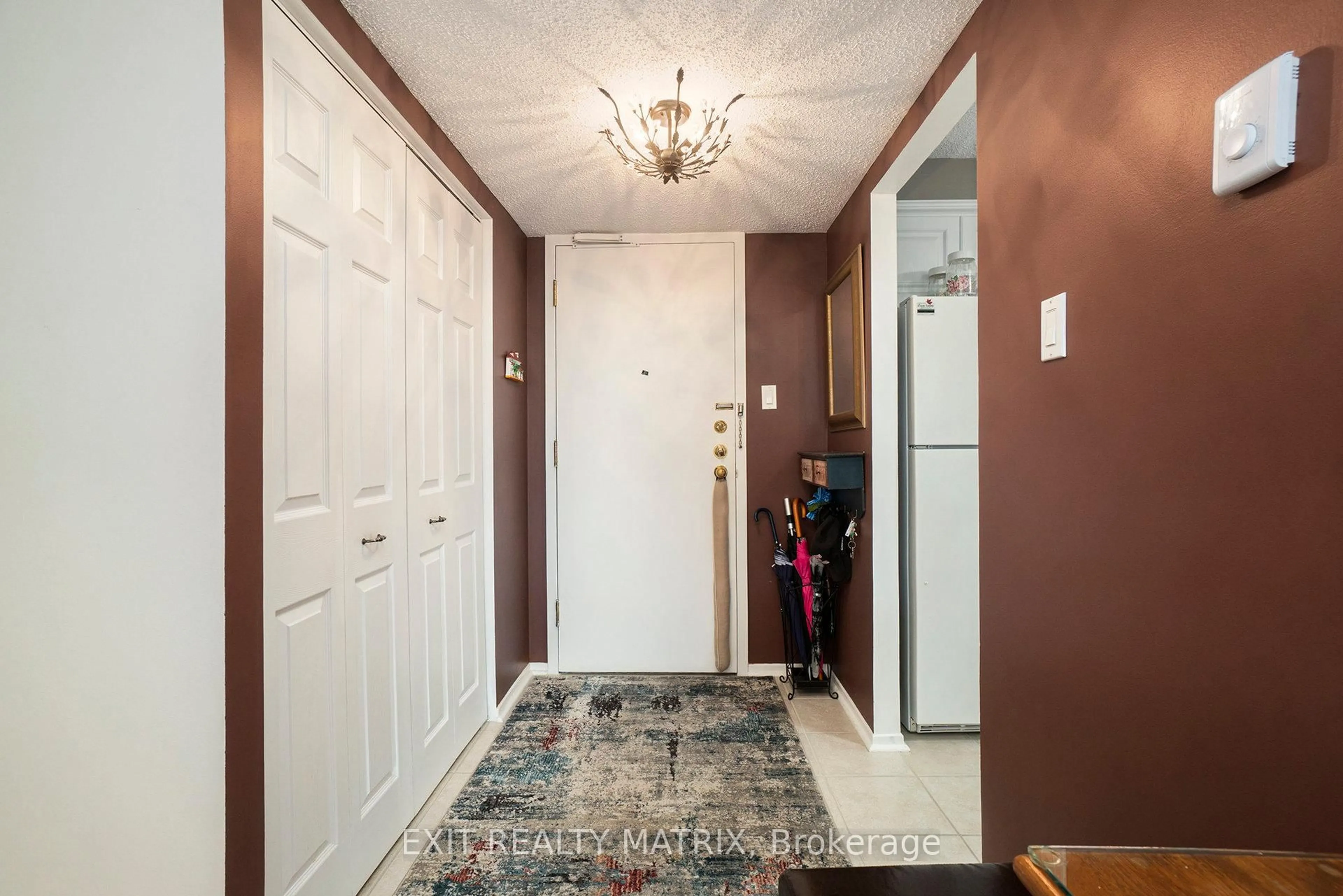 Indoor entryway for 200 Lafontaine Ave #1105, Ottawa Ontario K1L 8K8