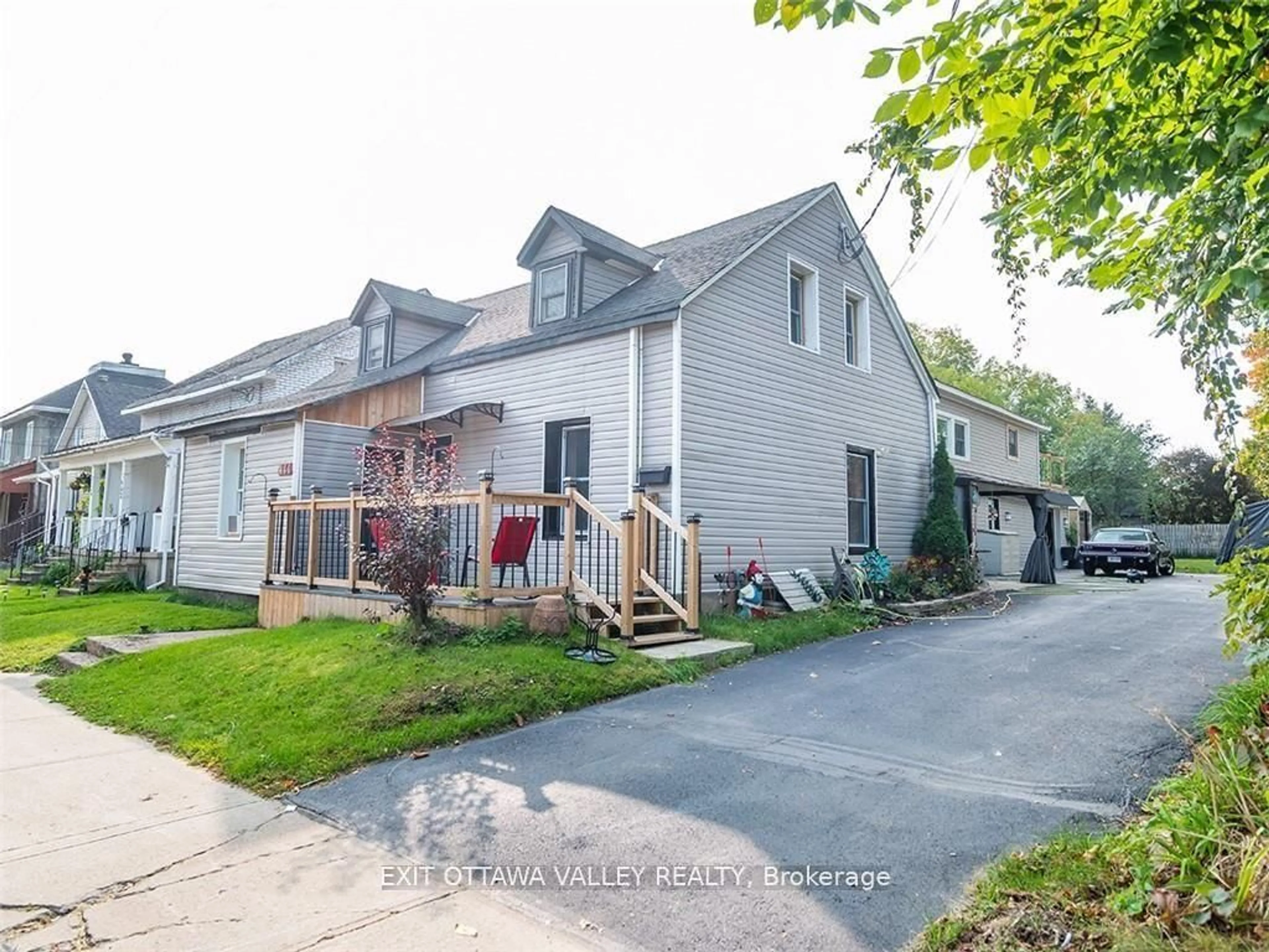 A pic from outside/outdoor area/front of a property/back of a property/a pic from drone, street for 444 Isabella St, Pembroke Ontario K8A 5T7
