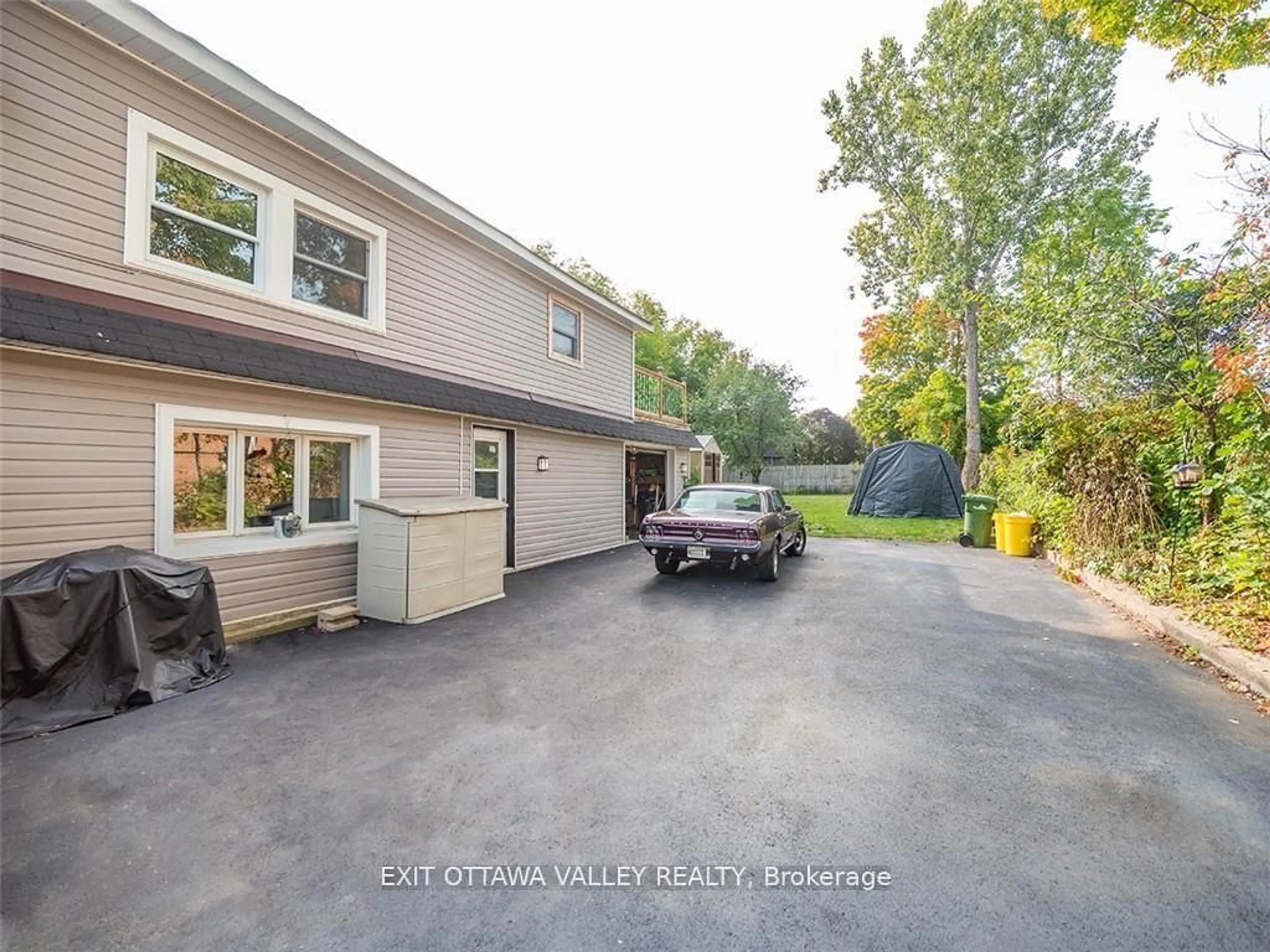 A pic from outside/outdoor area/front of a property/back of a property/a pic from drone, street for 444 Isabella St, Pembroke Ontario K8A 5T7