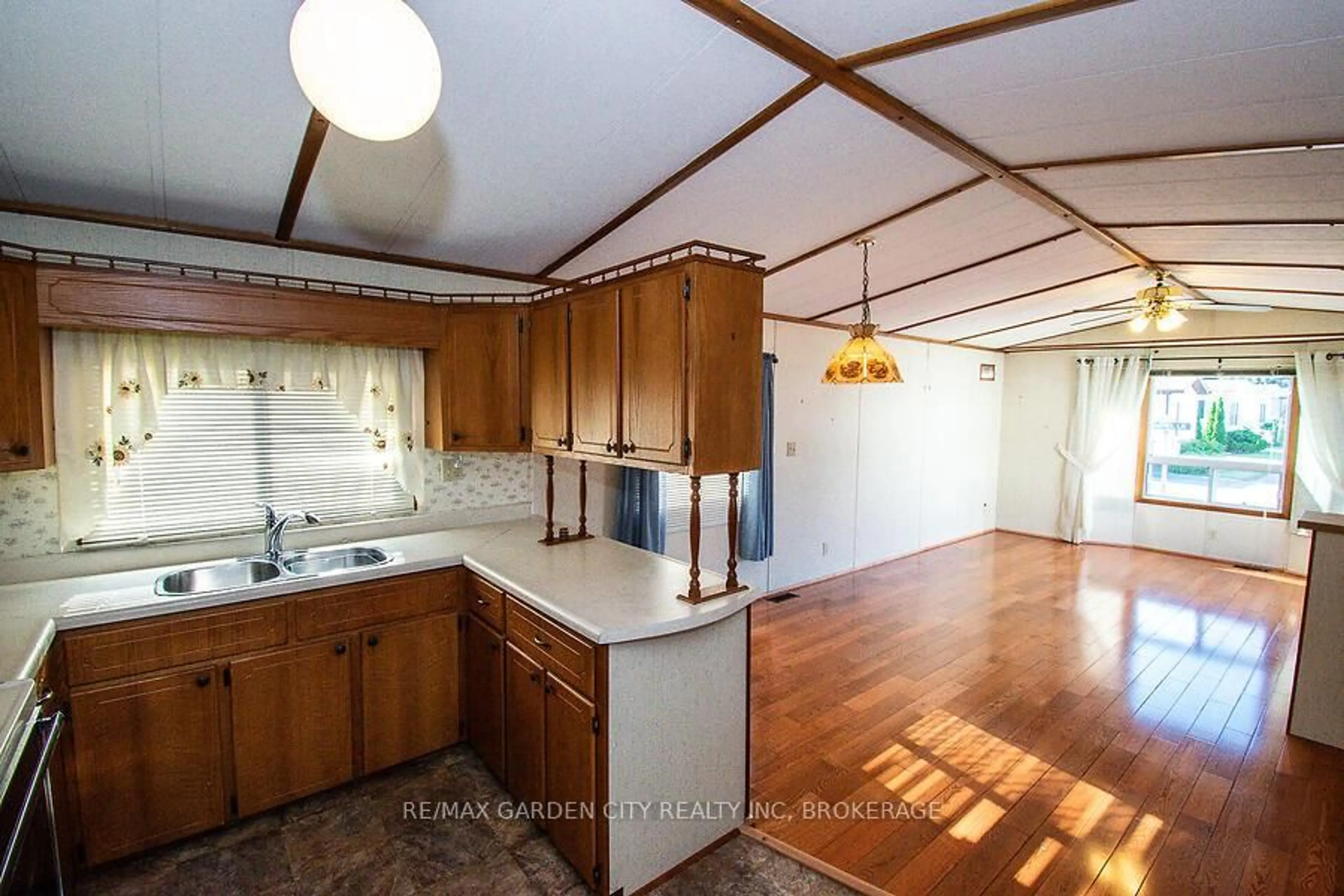 Standard kitchen, unknown for 4585 Rachael Lane, Lincoln Ontario L3J 0W1