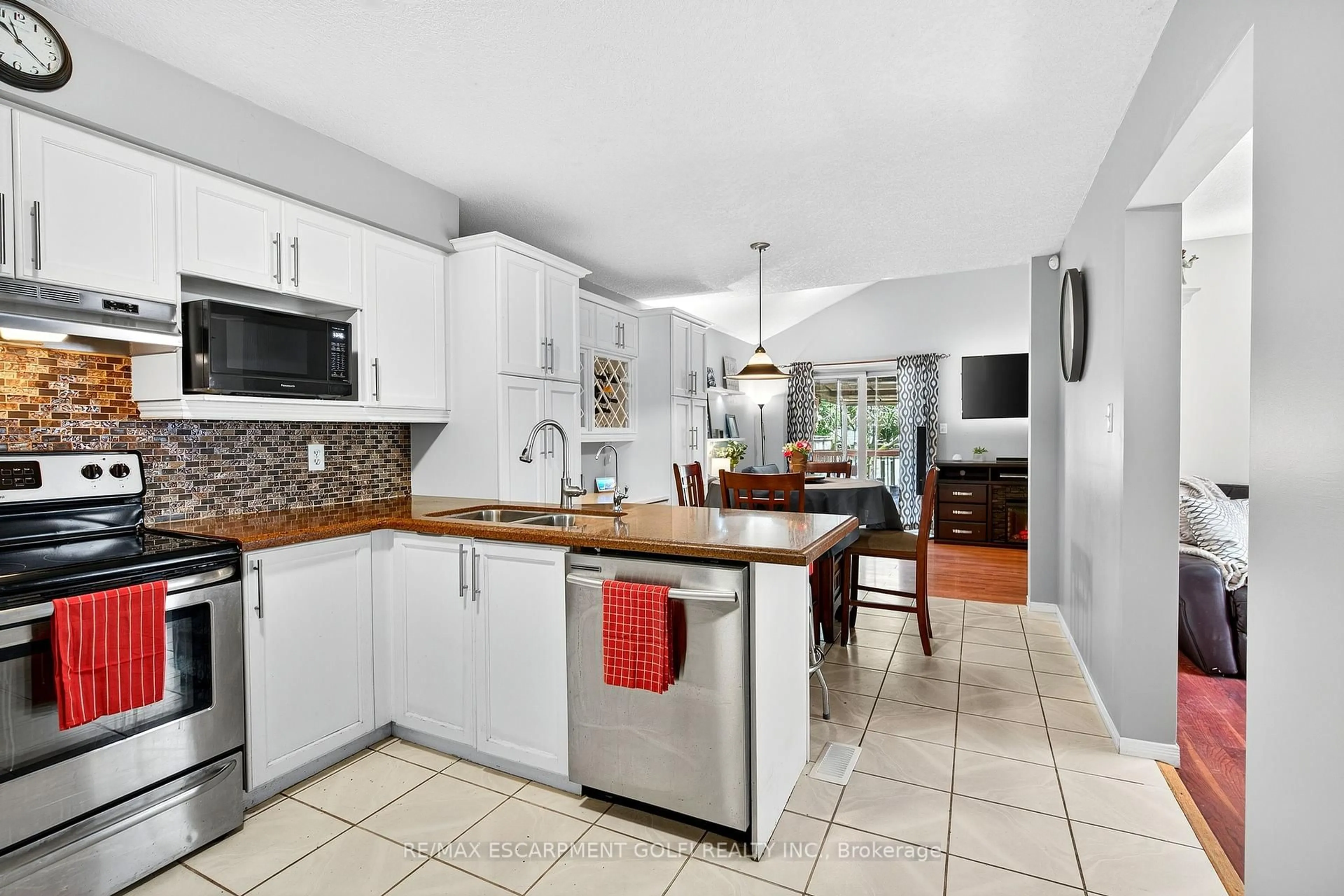 Open concept kitchen, ceramic/tile floor for 199 GATEHOUSE Dr, Cambridge Ontario N1P 1E7