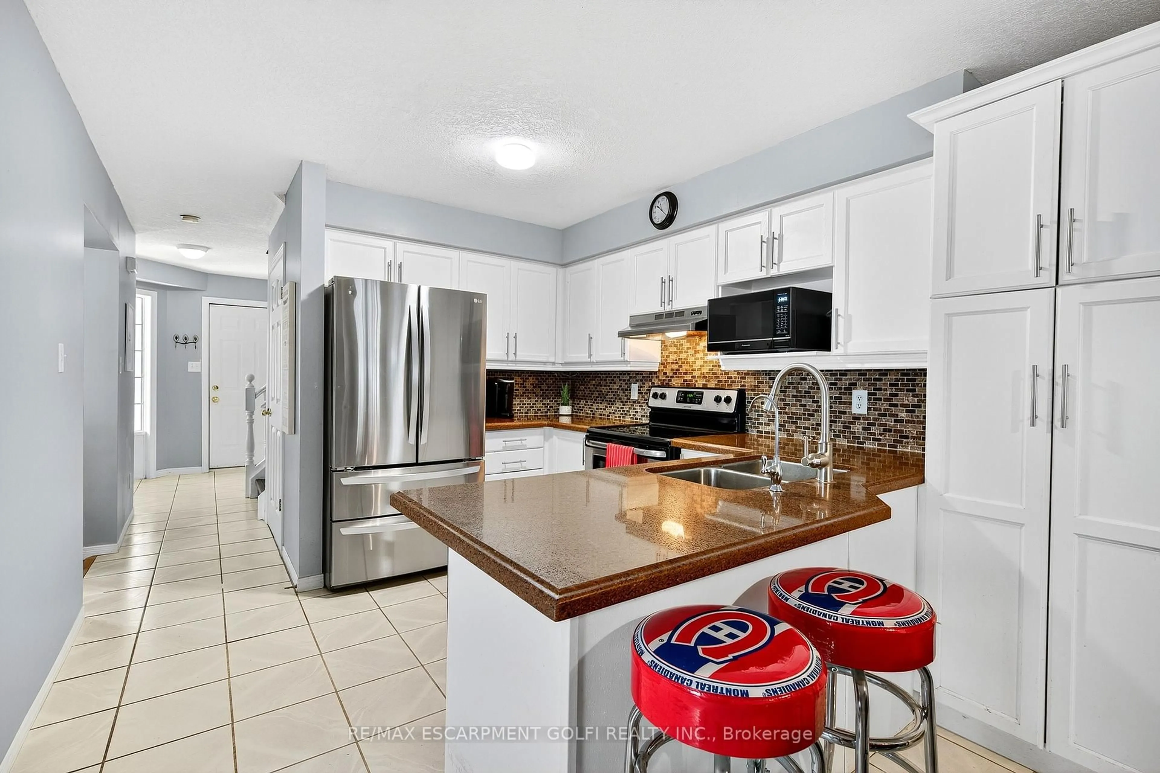 Open concept kitchen, ceramic/tile floor for 199 GATEHOUSE Dr, Cambridge Ontario N1P 1E7