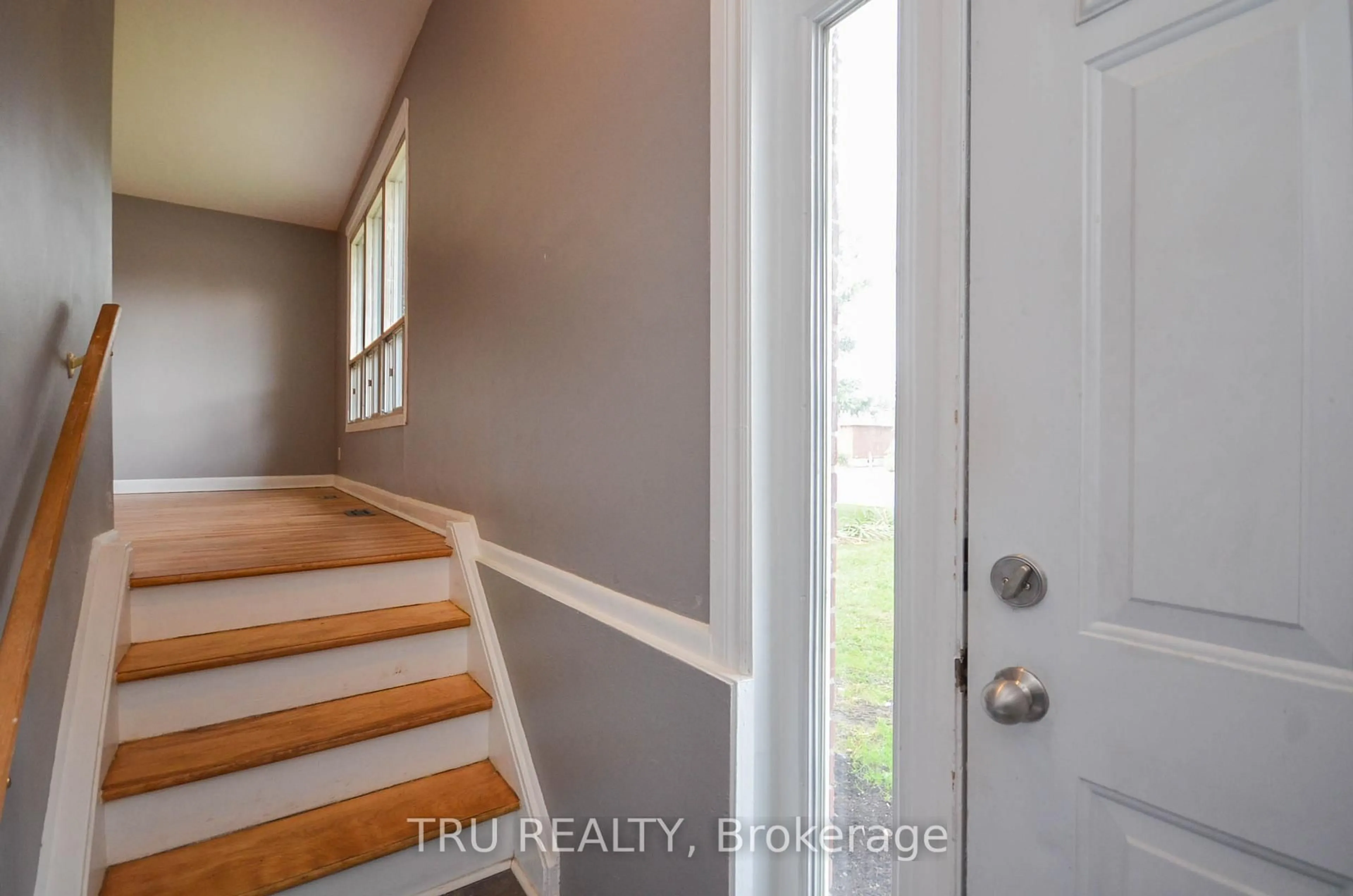 Indoor entryway for 2428-2430 Iris St, Ottawa Ontario K2C 1C6