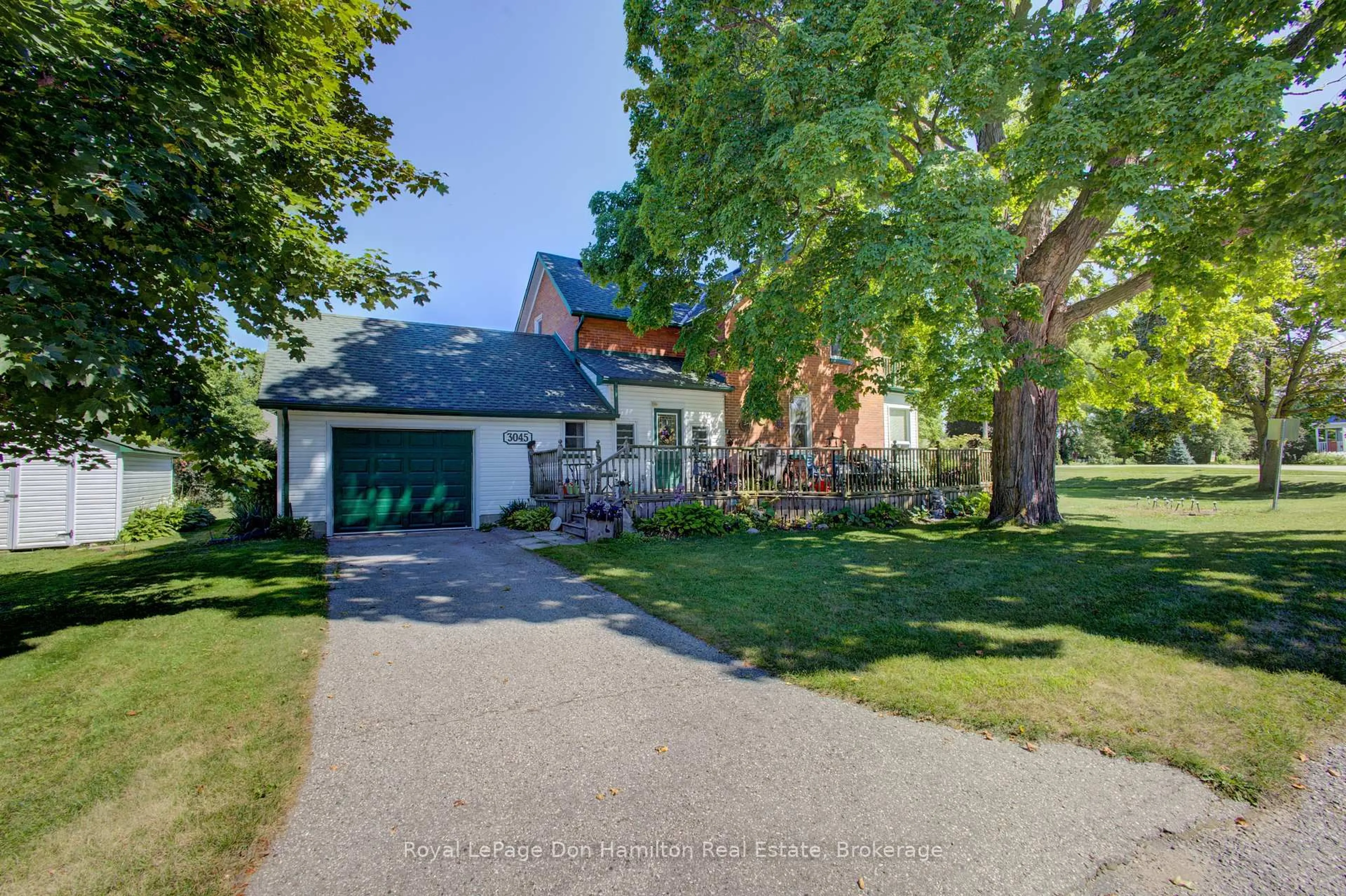 A pic from outside/outdoor area/front of a property/back of a property/a pic from drone, street for 3045 Station Rd, Howick Ontario N0G 1V0
