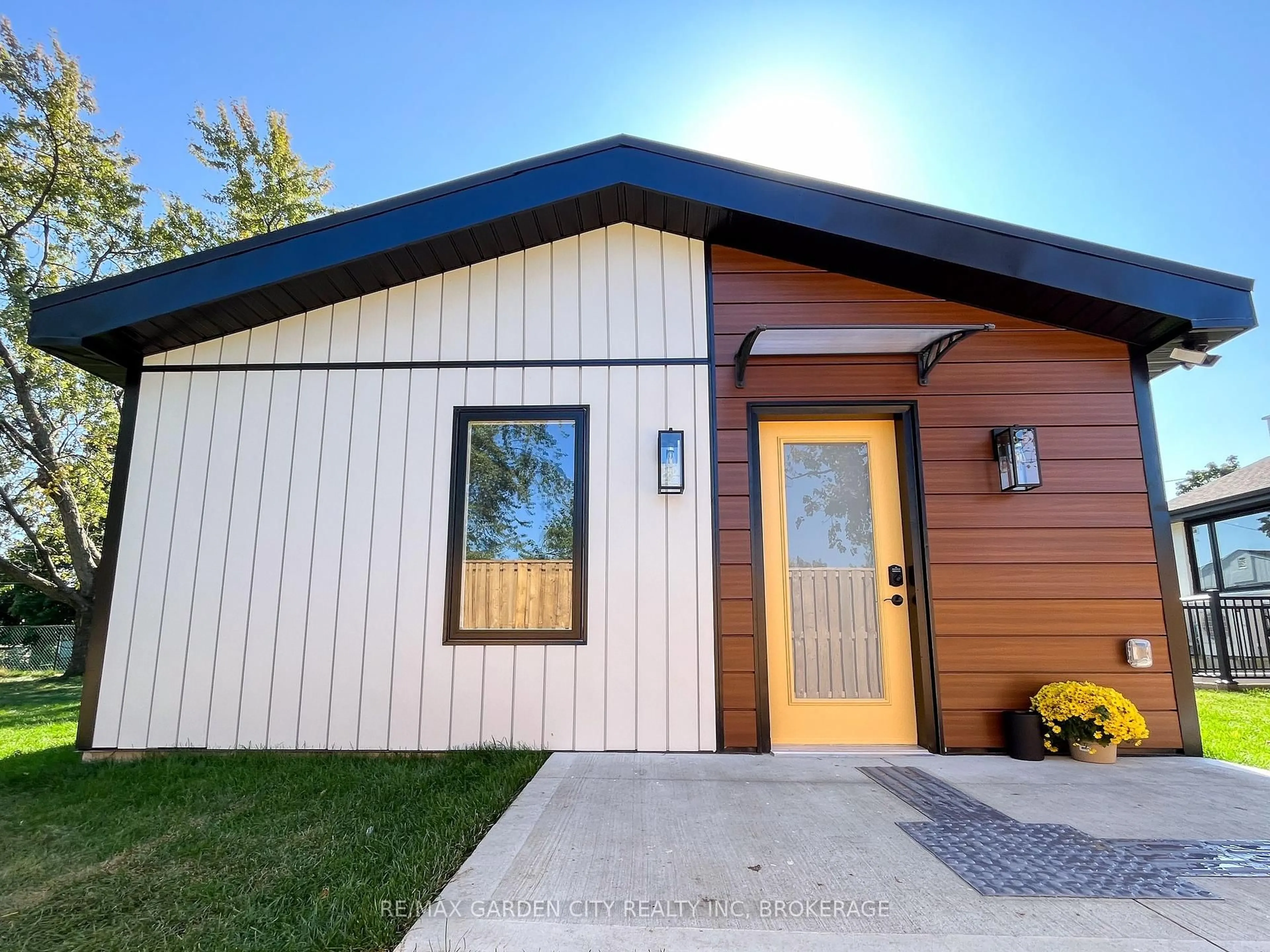 Home with vinyl exterior material, street for 23 Warren Ave, Hamilton Ontario L9A 3C7
