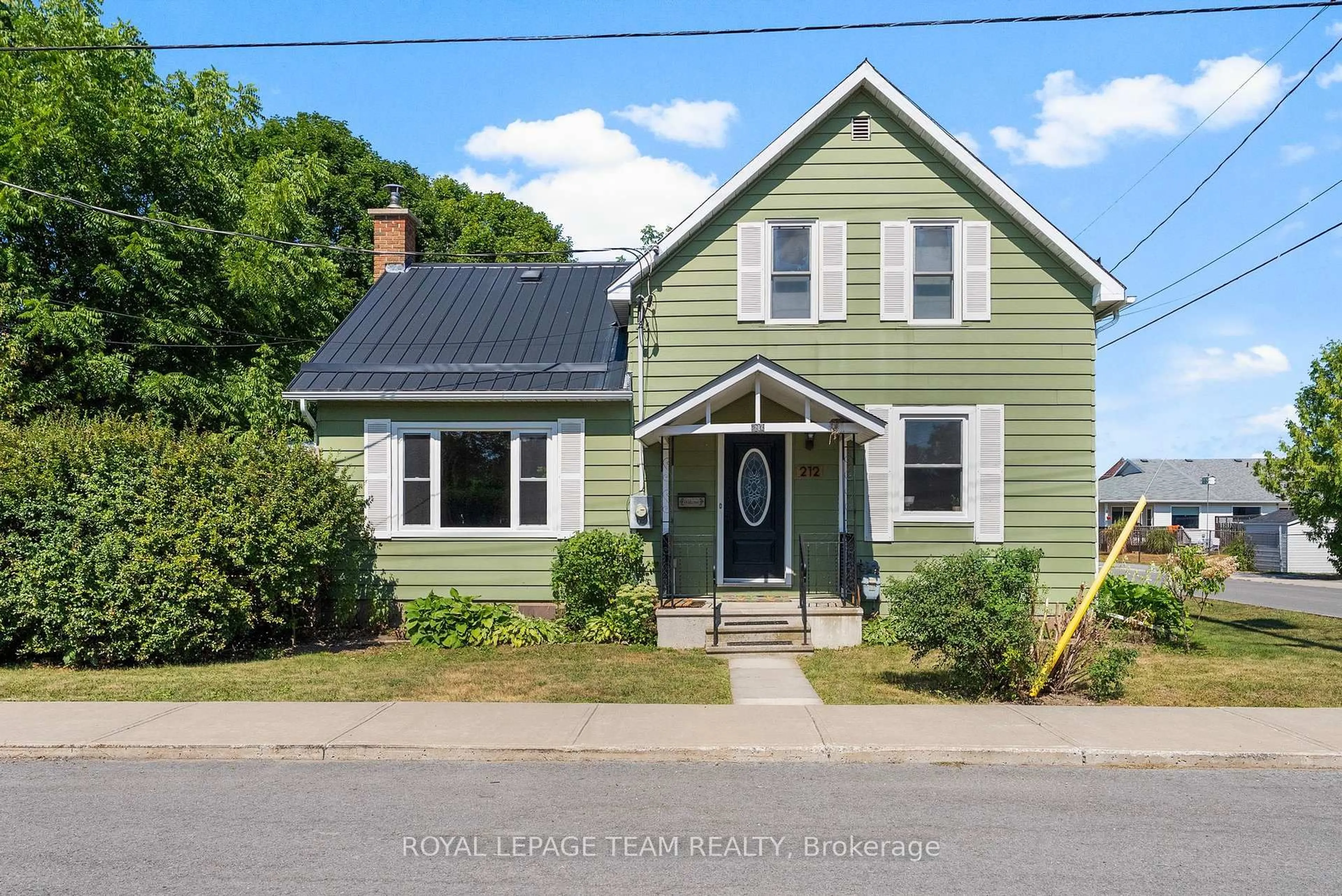 Home with vinyl exterior material, street for 212 Prince St, Renfrew Ontario K7V 2V7