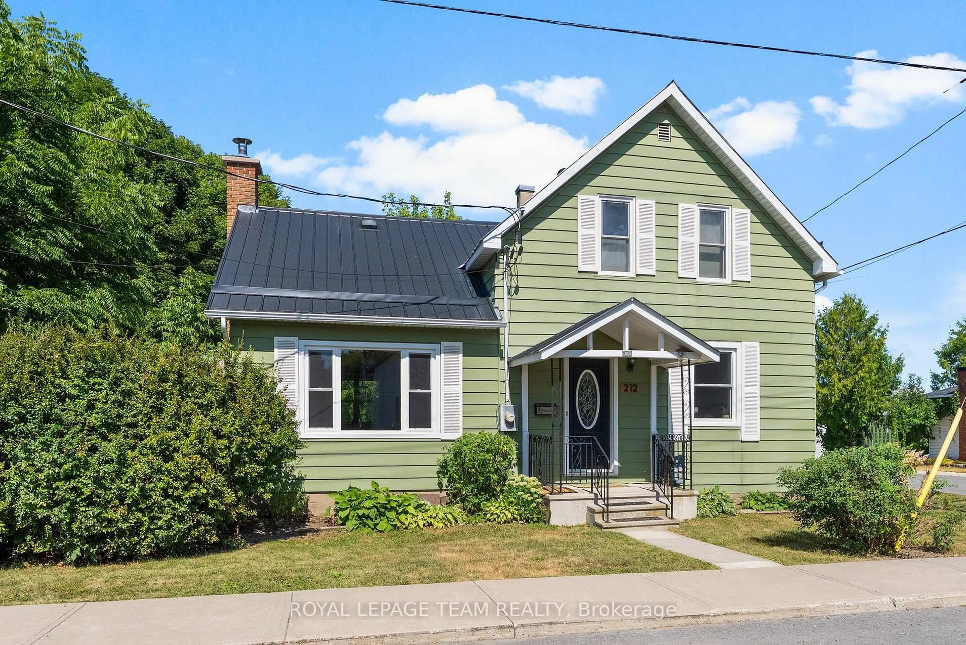 Home with vinyl exterior material, street for 212 Prince St, Renfrew Ontario K7V 2V7