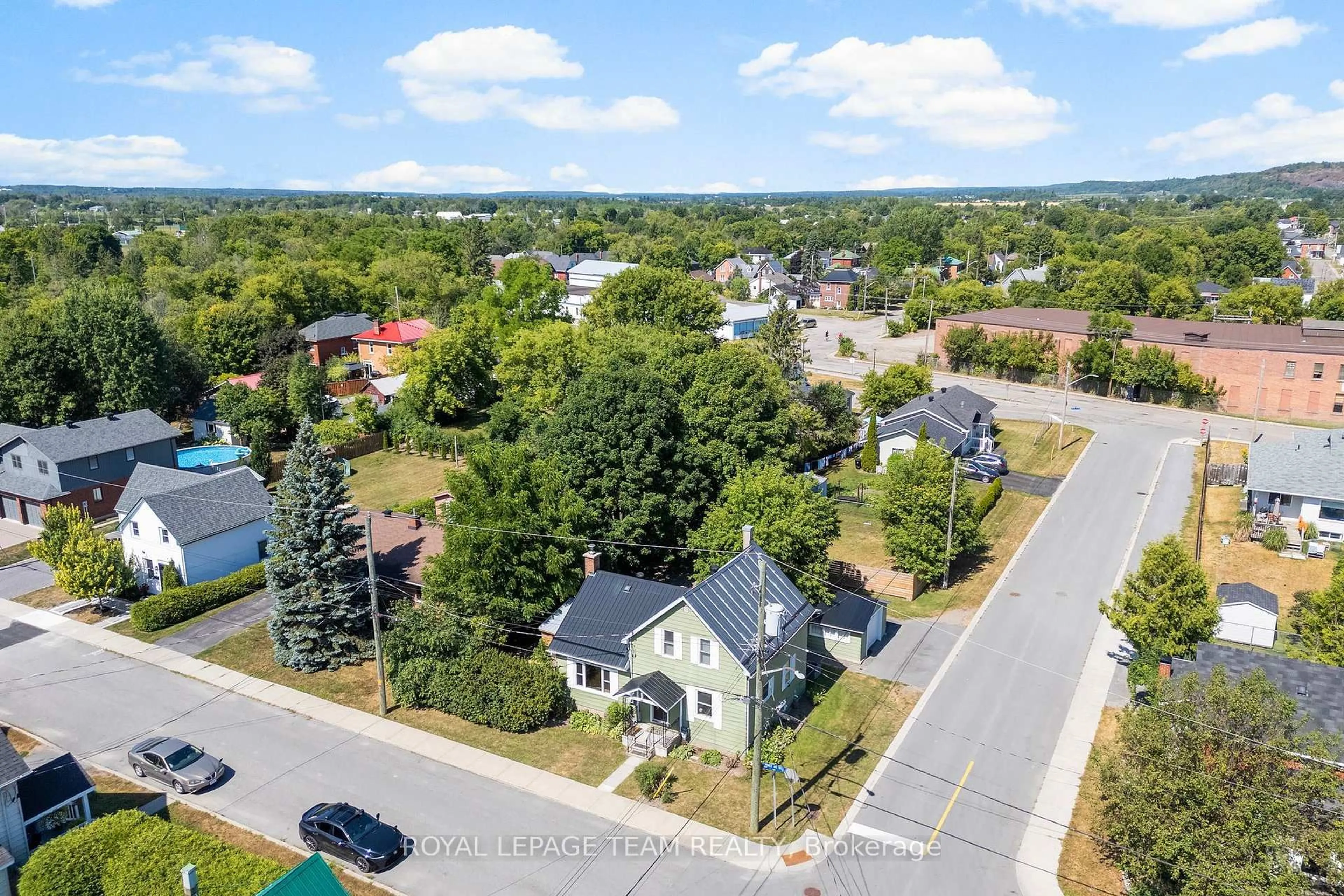 A pic from outside/outdoor area/front of a property/back of a property/a pic from drone, street for 212 Prince St, Renfrew Ontario K7V 2V7