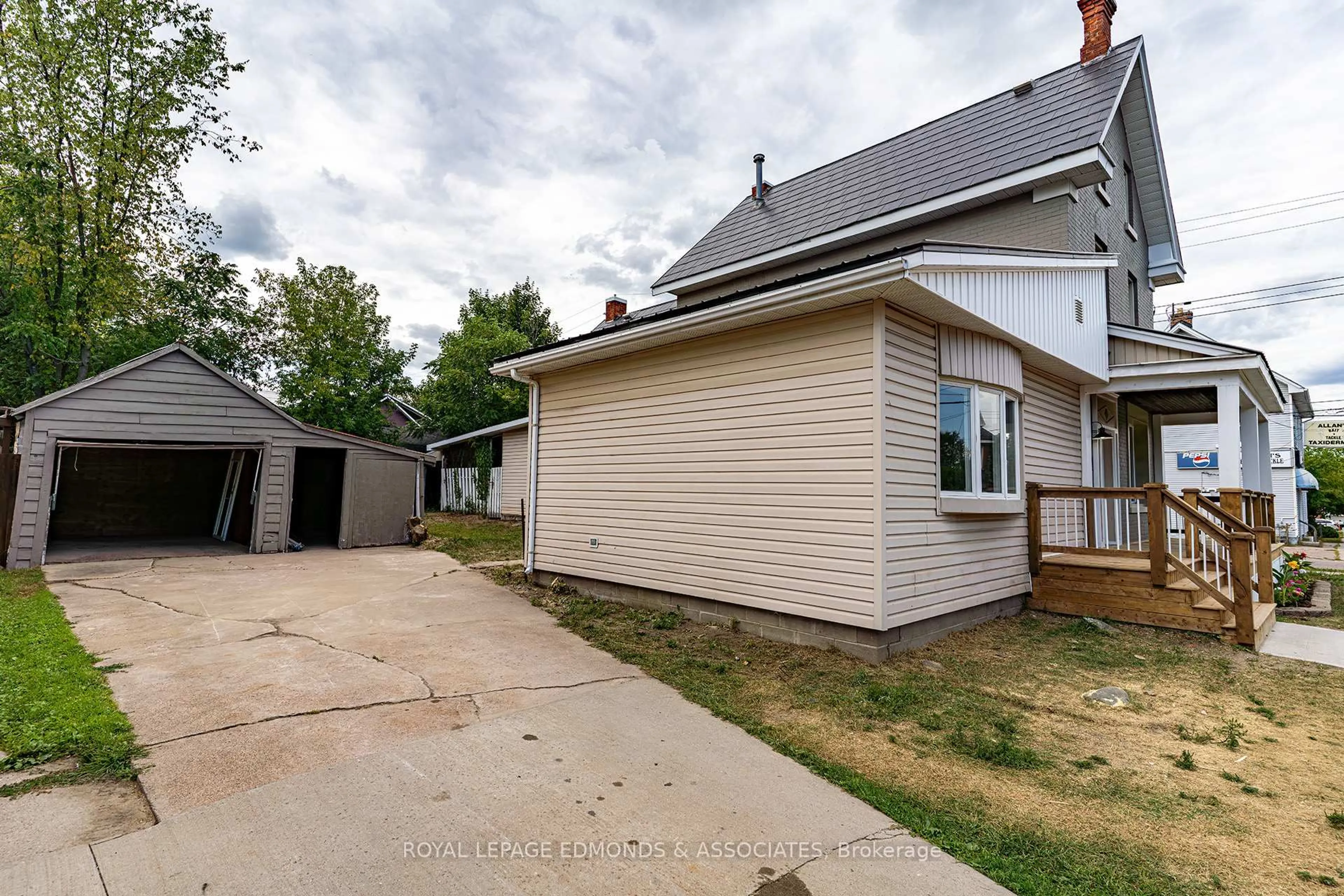 A pic from outside/outdoor area/front of a property/back of a property/a pic from drone, street for 362 Christie St, Pembroke Ontario K8A 4R7